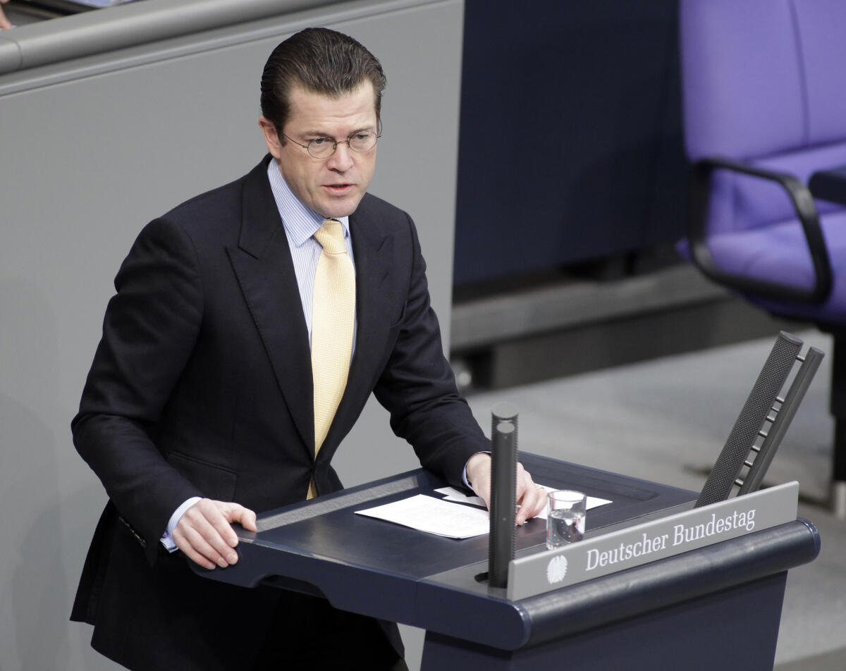 Abgeordneter Karl-Theodor zu GUTTENBERG, CSU, Bundesverteidigungsminister, während einer Rede im Bundestag . Guttenberg, Karl-Theodor Freiherr zu Abgeordneter Karl-Theodor zu GUTTENBERG, CSU, Bundesverteidigungsminister, während einer Rede im Bundestag .