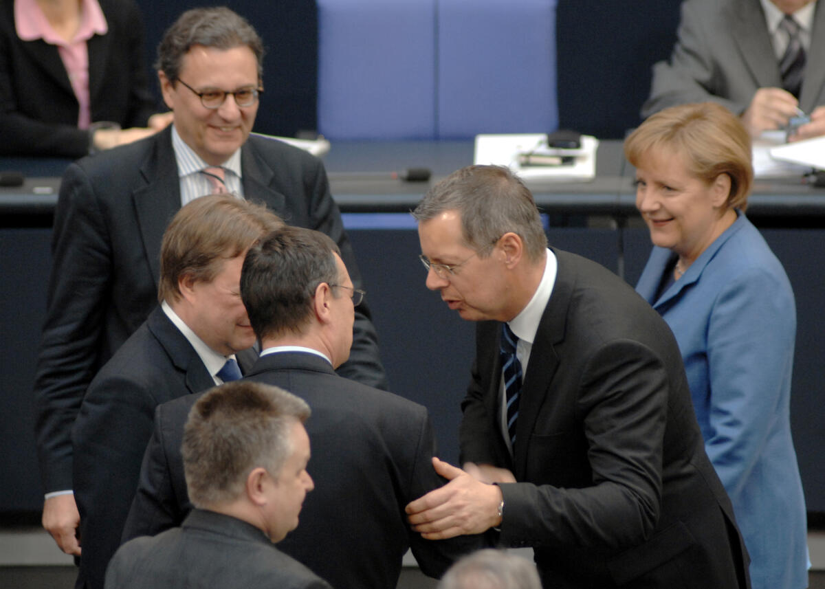 Wahl des Wehrbeauftragten des Deutschen Bundestages. Hellmut Königshaus, (links mit dem Rücken zur Kamera), von der FDP übernimmt das Amt. Reinhold Robbe, der bisherige Wehrbeauftragte, gratuliert. Weitere Gratulanten sind Dr. Angela Merkel, Bundeskanzlerin, CDU/CSU, Hans-Joachim Otto, FDP, (links hinten). Königshaus, Hellmut; Robbe, Reinhold; Merkel, Angela; Otto, Hans-Joachim Wahl des Wehrbeauftragten des Deutschen Bundestages. Hellmut Königshaus, (links mit dem Rücken zur Kamera), von der FDP übernimmt das Amt. Reinhold Robbe, der bisherige Wehrbeauftragte, gratuliert. Weitere Gratulanten sind Dr. Angela Merkel, Bundeskanzlerin, CDU/CSU, Hans-Joachim Otto, FDP, (links hinten).
