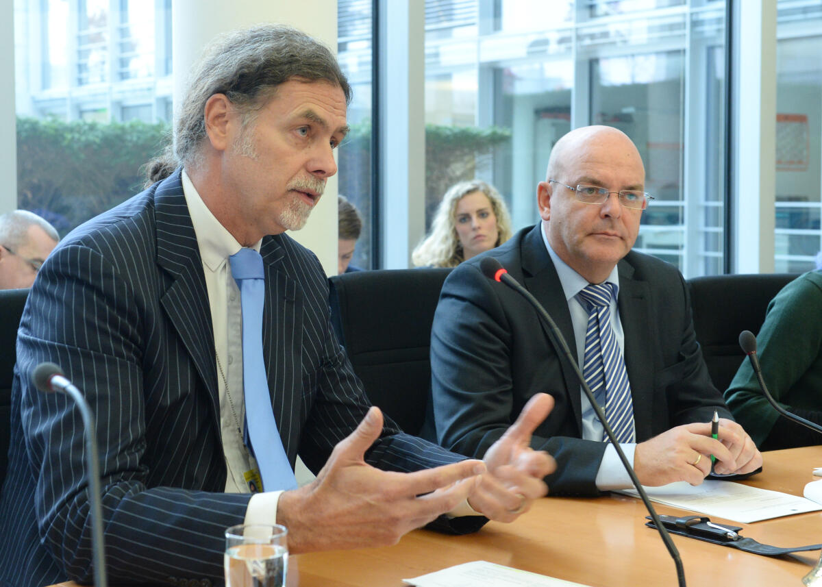 Walter Lindner, (li), Ebola Beauftragter der Bundesregierung, ist zu Gast beim Ausschuss des Deutschen Bundestages für Gesundheit. Dieser wird vom Vorsitzenden Dr. Edgar Franke, (re), SPD, geleitet.; Geste, Gestik. Franke, Edgar; Lindner, Walter Walter Lindner, (li), Ebola Beauftragter der Bundesregierung, ist zu Gast beim Ausschuss des Deutschen Bundestages für Gesundheit. Dieser wird vom Vorsitzenden Dr. Edgar Franke, (re), SPD, geleitet.; Geste, Gestik.