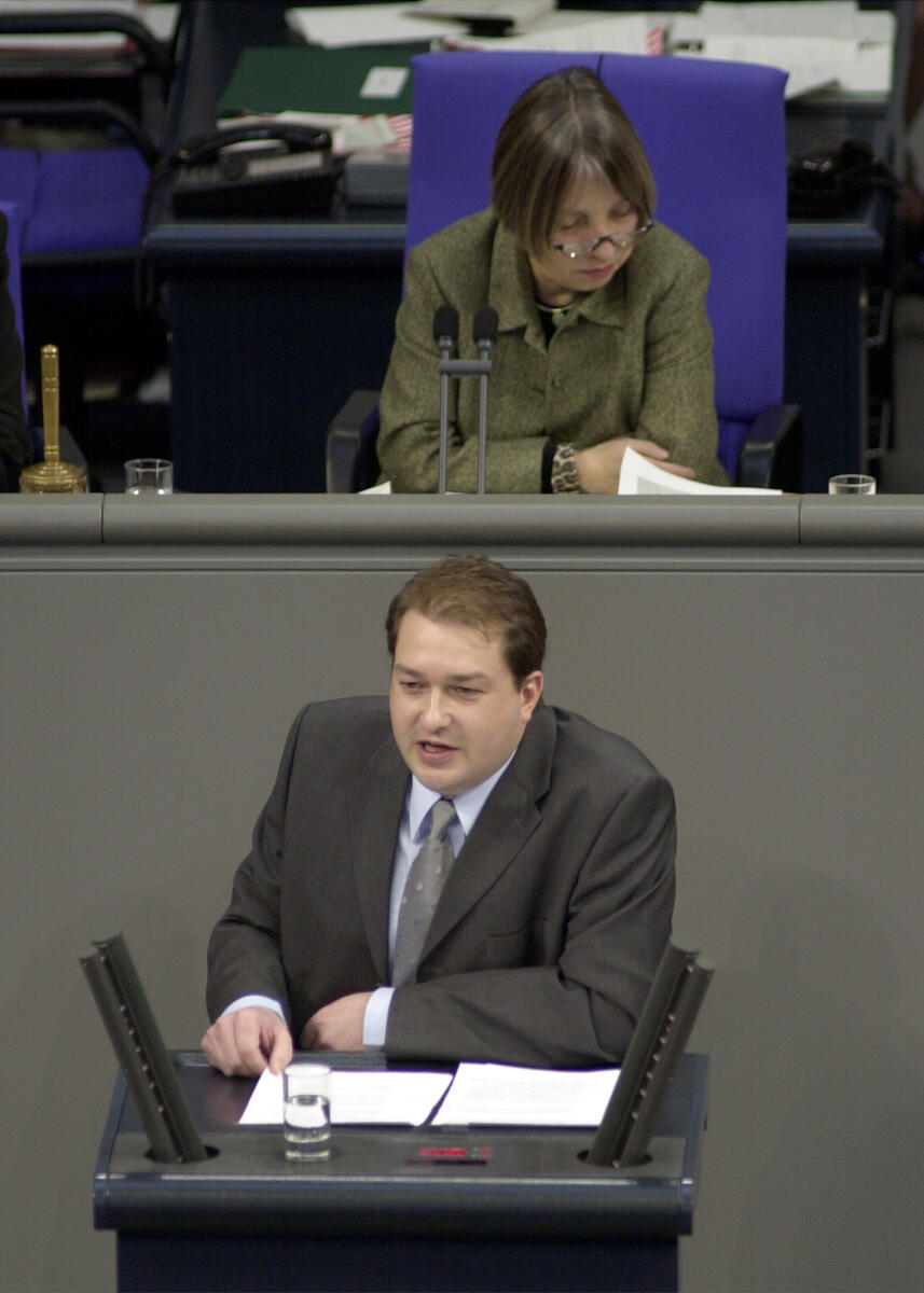 Dobrindt, Alexander; Vollmer, Antje Rede, Alexander Dobrindt, CDU/CSU, MdB, während der 22. Bundestagssitzung, TOP 3, Thema: Mittelstandsoffensive.; Vorsitz: Bundestagsvizepräsidentin Dr. Antje Vollmer, Bündnis 90/Die Grünen.; Rednerpult