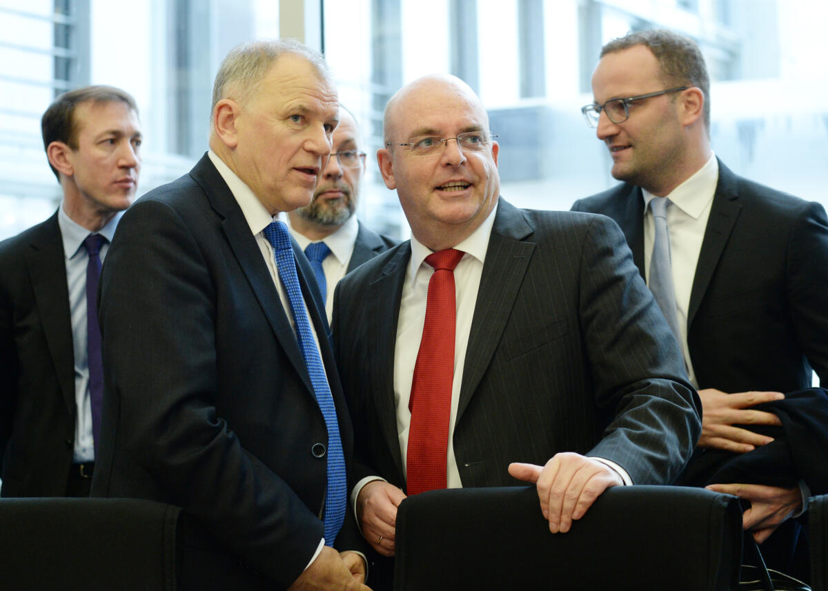 Franke, Edgar; Andriukaitis, Vytenis Dr. Edgar Franke, (2.v.re), SPD, Vorsitzender des Ausschusses des Deutschen Bundestages für Gesundheit, empfängt den EU-Kommissar für Gesundheit und Kabinettsmitglied, Vytenis Andriukaitis, (2.v.li), im Ausschuss.