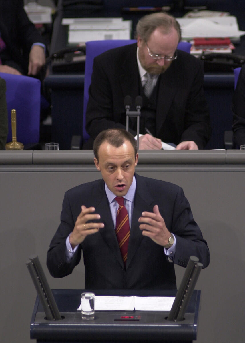 Friedrich Merz, CDU/CSU, Bundestagspräsident Wolfgang Thierse, SPD, 22. Bundestagssitzung, TOP 3, Mittelstandsoffensive.; Deutscher Bundestag, Bundestagsabgeordneter, Plenum, Rednerpult, Rede Merz, Friedrich; Thierse, Wolfgang Friedrich Merz, CDU/CSU, Bundestagspräsident Wolfgang Thierse, SPD, 22. Bundestagssitzung, TOP 3, Mittelstandsoffensive.; Deutscher Bundestag, Bundestagsabgeordneter, Plenum, Rednerpult, Rede