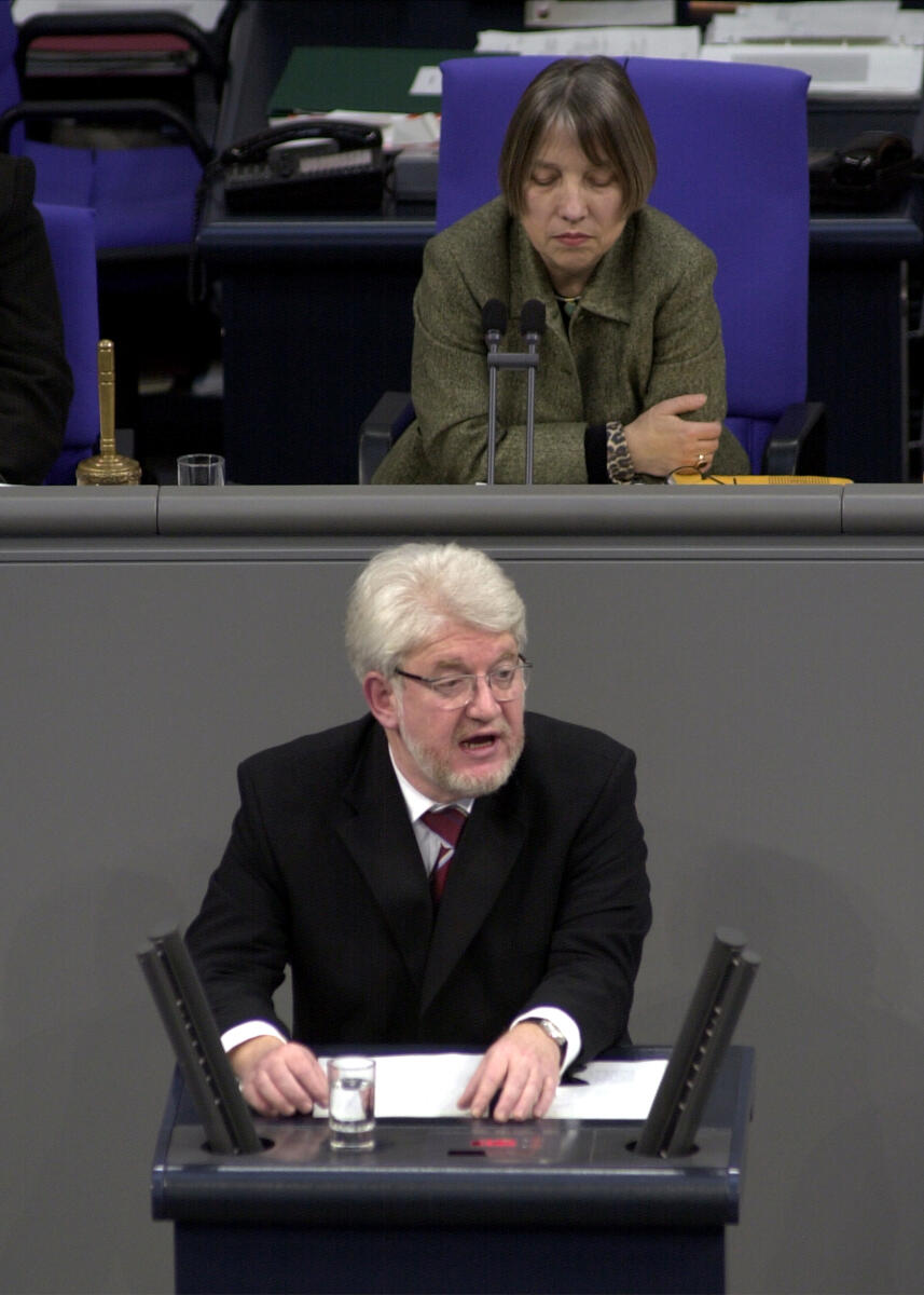 Gerd Andres, SPD, Parlamentarischer Staatssekretär, Bundestagsvizepräsidentin Dr. Antje Vollmer, Bündnis90/Die Grünen, 22. Bundestagssitzung, TOP 4, Offensivgesetz; Deutscher Bundestag, Bundestagsabgeordneter, Plenum, Rednerpult, Rede Andres, Gerd; Vollmer, Antje Gerd Andres, SPD, Parlamentarischer Staatssekretär, Bundestagsvizepräsidentin Dr. Antje Vollmer, Bündnis90/Die Grünen, 22. Bundestagssitzung, TOP 4, Offensivgesetz; Deutscher Bundestag, Bundestagsabgeordneter, Plenum, Rednerpult, Rede