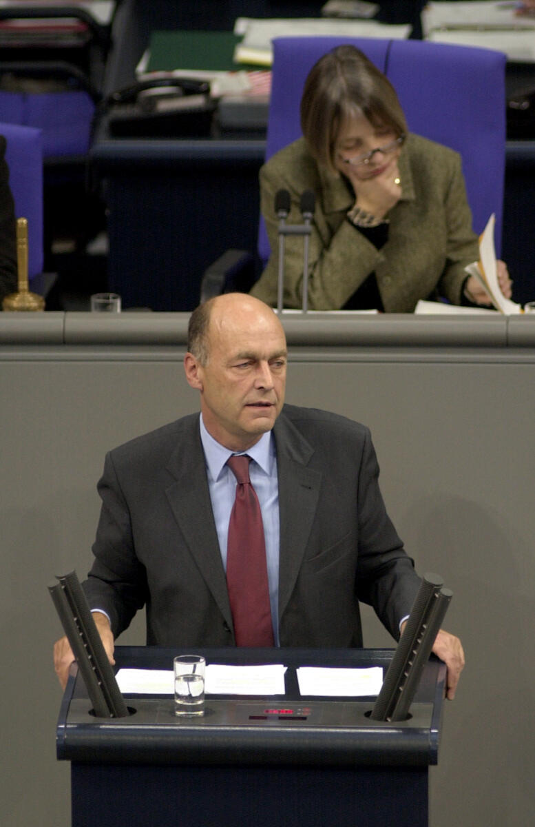 Meyer, Laurenz; Vollmer, Antje Laurenz Meyer, CDU/CSU, Erste Rede im Deutschen Bundestag. Bundestagsvizepräsidentin Dr. Antje Vollmer, Bündnis 90/Die Grünen.; 22. Bundestagssitzung, TOP 3,  Mittelstandsoffensive.; Deutscher Bundestag, Bundestagsabgeordneter, Plenum,  Rednerpult