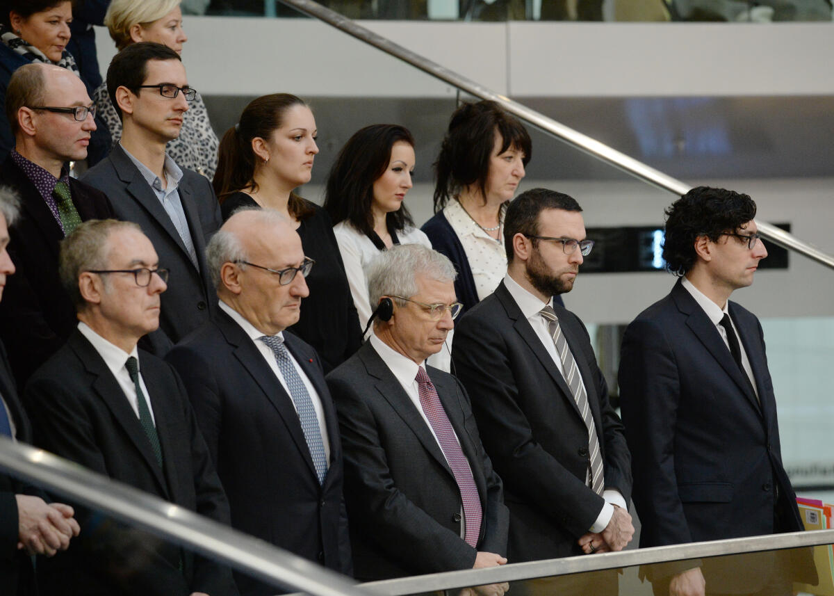 Bundestagspräsident Prof. Dr. Norbert Lammert, CDU/CSU, begrüßt den Präsidenten der Assemblée Nationale der Republik Frankreich, Claude Bartolone, (3.v.li), auf der Ehrentribüne im Plenarsaal des Deutschen Bundestages. Bartolone, Claude Bundestagspräsident Prof. Dr. Norbert Lammert, CDU/CSU, begrüßt den Präsidenten der Assemblée Nationale der Republik Frankreich, Claude Bartolone, (3.v.li), auf der Ehrentribüne im Plenarsaal des Deutschen Bundestages.