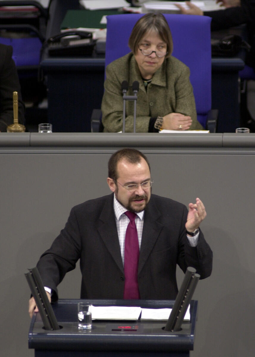 Schultz, Reinhard Walter; Vollmer, Antje Reinhard Schultz, SPD, MdB, Bundestagsvizepräsidentin Dr. Antje Vollmer, Bündnis90/Die Grünen, 22. Bundestagssitzung, TOP 3, Mittelstandsoffensive; Deutscher Bundestag, Bundestagsabgeordneter, Plenum, Rednerpult, Rede