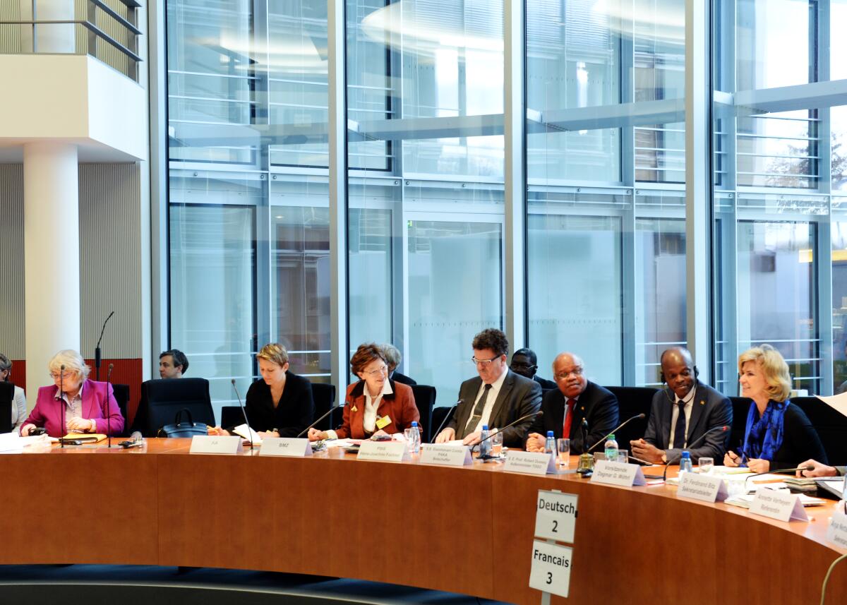 Wöhrl, Dagmar G.; Dussey, Robert Dagmar. G. Wöhrl, (re), CDU/CSU, Vorsitzende des Ausschusses des Deutschen Bundestages für wirtschaftliche Zusammenarbeit und Entwicklung, eröffnet die Ausschusssitzung, an der der Außenminister der Republik Togo, S. E. Prof. Dr. Robert Dussey, (2.v.re), als Gast teil nimmt.; Übersicht.