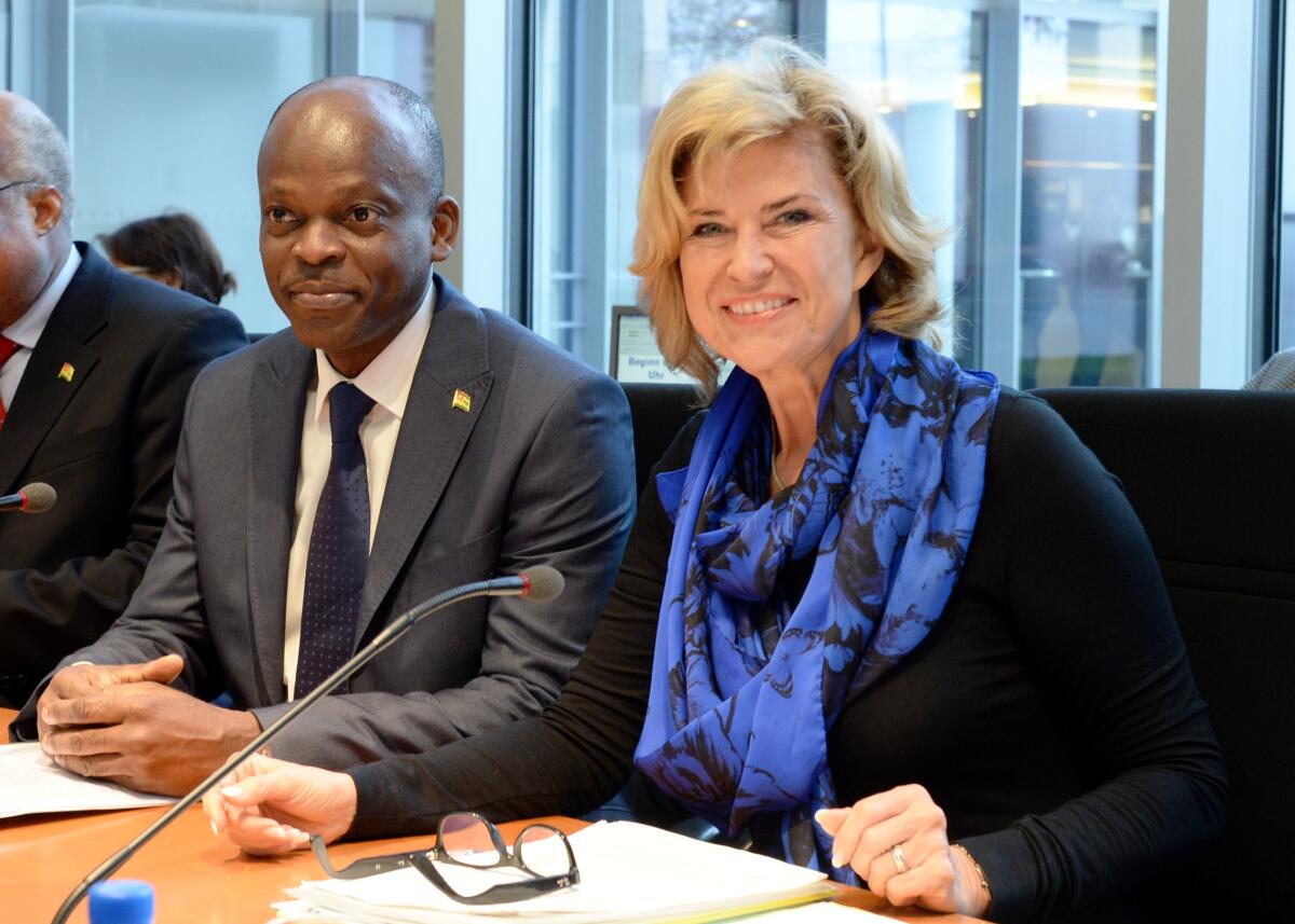 Wöhrl, Dagmar G.; Dussey, Robert Dagmar. G. Wöhrl, CDU/CSU, Vorsitzende des Ausschusses des Deutschen Bundestages für wirtschaftliche Zusammenarbeit und Entwicklung, eröffnet die Ausschusssitzung, an der der Außenminister der Republik Togo, S. E. Prof. Dr. Robert Dussey, als Gast teil nimmt.