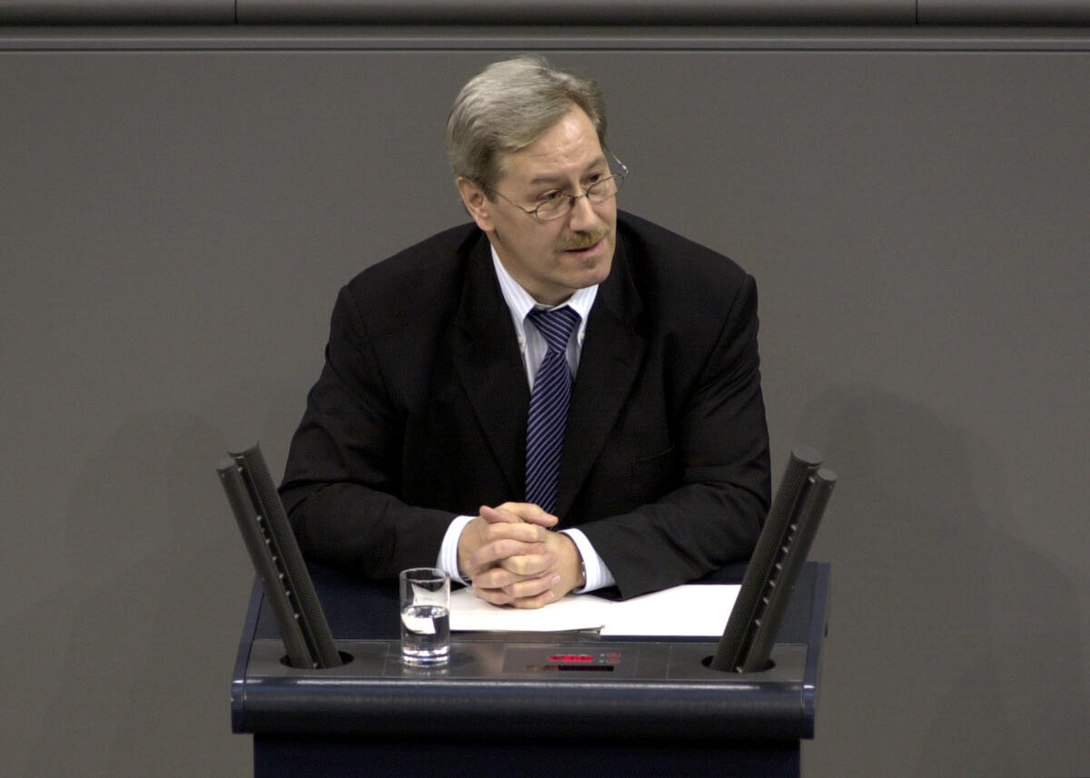 Wolfgang Meckelburg, CDU/CSU, MdB, 22. Bundestagssitzung, TOP 4, Offensivgesetz, Deutscher Bundestag.; Rede, Bundestagsabgeordneter, Plenum Meckelburg, Wolfgang Wolfgang Meckelburg, CDU/CSU, MdB, 22. Bundestagssitzung, TOP 4, Offensivgesetz, Deutscher Bundestag.; Rede, Bundestagsabgeordneter, Plenum