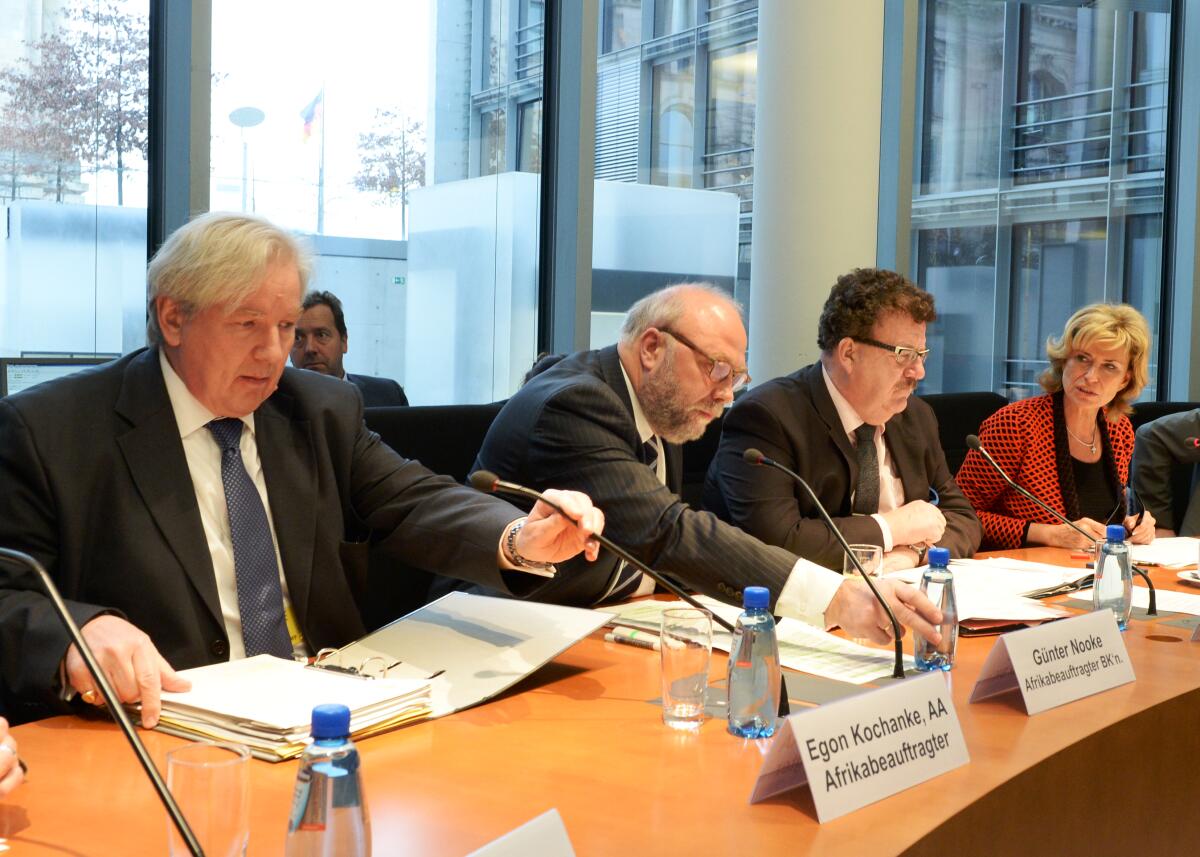 Wöhrl, Dagmar G.; Kochanke, Egon; Nooke, Günter; Fuchtel, Hans-Joachim Botschafter Egon Kochanke, (li), Afrikabeauftragter des Bundesministeriums für Auswärtige Angelegenheiten, Günter Nooke, (2.v.li), Afrikabeauftragter des Bundesministeriums für wirtschaftliche Zusammenarbeit und Entwicklung, sind zu Gast im gleichnamigen Ausschuss des Deutschen Bundestages. An der Sitzung, die von der Ausschussvorsitzenden Dagmar G. Wöhrl, (re), CDU/CSU, geleitet wird, nimmt auch der Parlamentarische Staatssekretär, Hans-Joachim Fuchtel, (2.v.re), CDU/CSU, teil.; Übersicht.
