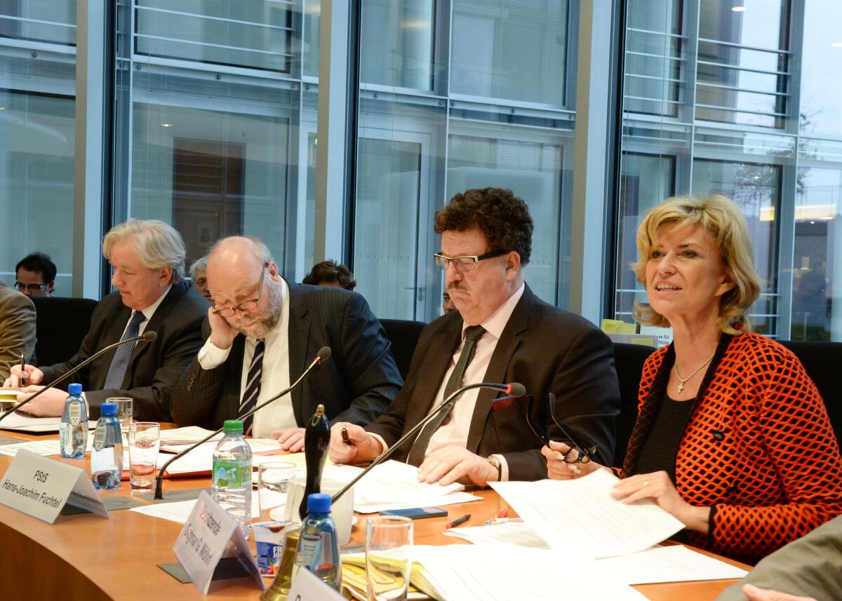 Botschafter Egon Kochanke, (li), Afrikabeauftragter des Bundesministeriums für Auswärtige Angelegenheiten, Günter Nooke, (2.v.li), Afrikabeauftragter des Bundesministeriums für wirtschaftliche Zusammenarbeit und Entwicklung, sind zu Gast im gleichnamigen Ausschuss des Deutschen Bundestages. An der Sitzung, die von der Ausschussvorsitzenden Dagmar G. Wöhrl, (re), CDU/CSU, geleitet wird, nimmt auch der Parlamentarische Staatssekretär, Hans-Joachim Fuchtel, (2.v.re), CDU/CSU, teil.; Übersicht. Wöhrl, Dagmar G.; Kochanke, Egon; Nooke, Günter; Fuchtel, Hans-Joachim Botschafter Egon Kochanke, (li), Afrikabeauftragter des Bundesministeriums für Auswärtige Angelegenheiten, Günter Nooke, (2.v.li), Afrikabeauftragter des Bundesministeriums für wirtschaftliche Zusammenarbeit und Entwicklung, sind zu Gast im gleichnamigen Ausschuss des Deutschen Bundestages. An der Sitzung, die von der Ausschussvorsitzenden Dagmar G. Wöhrl, (re), CDU/CSU, geleitet wird, nimmt auch der Parlamentarische Staatssekretär, Hans-Joachim Fuchtel, (2.v.re), CDU/CSU, teil.; Übersicht.