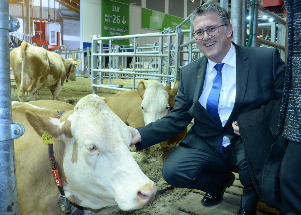 Der Tourismusausschuss des Deutschen Bundestages macht unter der Leitung seiner Vorsitzenden Heike Brehmer, CDU/CSU, einen Rundgang auf der Messe Grüne Woche. Hier in der Halle "Erlebnisbauernhof". Hier Michael Donth, CDU/CSU. Donth, Michael Der Tourismusausschuss des Deutschen Bundestages macht unter der Leitung seiner Vorsitzenden Heike Brehmer, CDU/CSU, einen Rundgang auf der Messe Grüne Woche. Hier in der Halle "Erlebnisbauernhof". Hier Michael Donth, CDU/CSU.