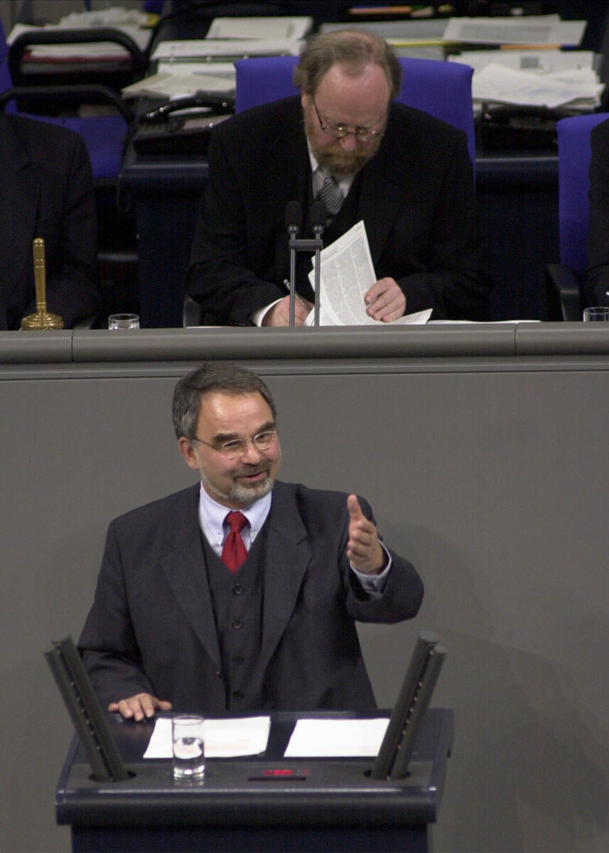 Thomas Kossendey, CDU/CSU, MdB, Rede im Deutschen Bundestag, 13. Bundestagssitzung.; Rede, Plenum, Bundestagsabgeordneter, Abgeordneter, Rednerpult Kossendey, Thomas Thomas Kossendey, CDU/CSU, MdB, Rede im Deutschen Bundestag, 13. Bundestagssitzung.; Rede, Plenum, Bundestagsabgeordneter, Abgeordneter, Rednerpult