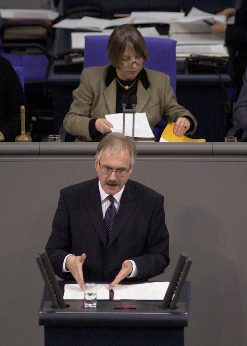 Rede Günter Gloser, SPD, Bundestagsvizepräsidentin Dr. Antje Vollmer, B90/Die Grünen,; 16. Bundestagssitzung, TOP 3, Thema: Regierungserklärung, Europäischer Rat in Kopenhagen, Osterweiterung; Rede, Plenum, Abgeordneter, Bundestagsabgeordneter Gloser, Günter; Vollmer, Antje Rede Günter Gloser, SPD, Bundestagsvizepräsidentin Dr. Antje Vollmer, B90/Die Grünen,; 16. Bundestagssitzung, TOP 3, Thema: Regierungserklärung, Europäischer Rat in Kopenhagen, Osterweiterung; Rede, Plenum, Abgeordneter, Bundestagsabgeordneter