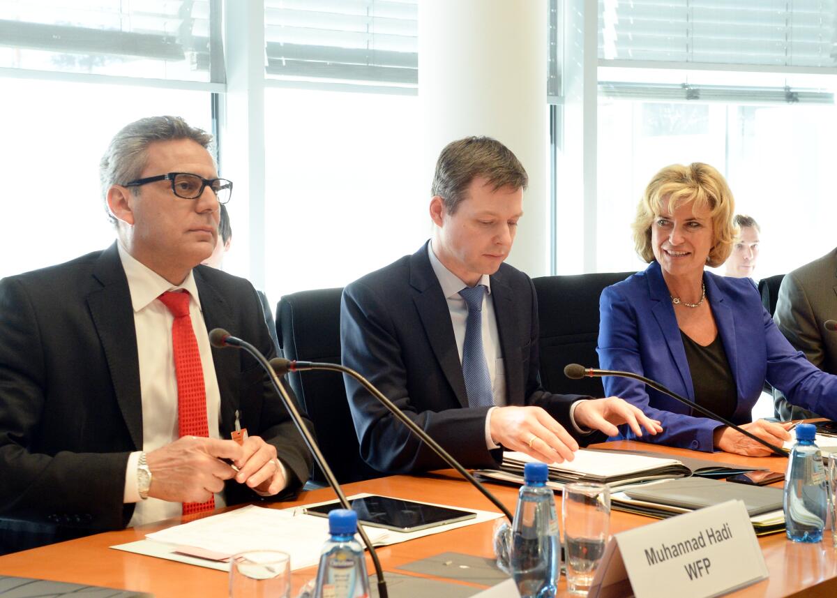 Wöhrl, Dagmar G.; Hadi, Muhannad; Silberhorn, Thomas Dagmar G. Wöhrl, CDU/CSU, Vorsitzende des Ausschusses des Deutschen Bundestages für wirtschaftliche Zusammenarbeit und Entwicklung, leitet eine Ausschusssitzung, in der Muhannad Hadi, (li), Syrien-Koordinator des UN World Food Programs, zu Gast ist. An der Sitzung nimmt auch der Parlamentarische Staatssekretär Thomas Silberhorn, (mitte), CDU/CSU, teil.