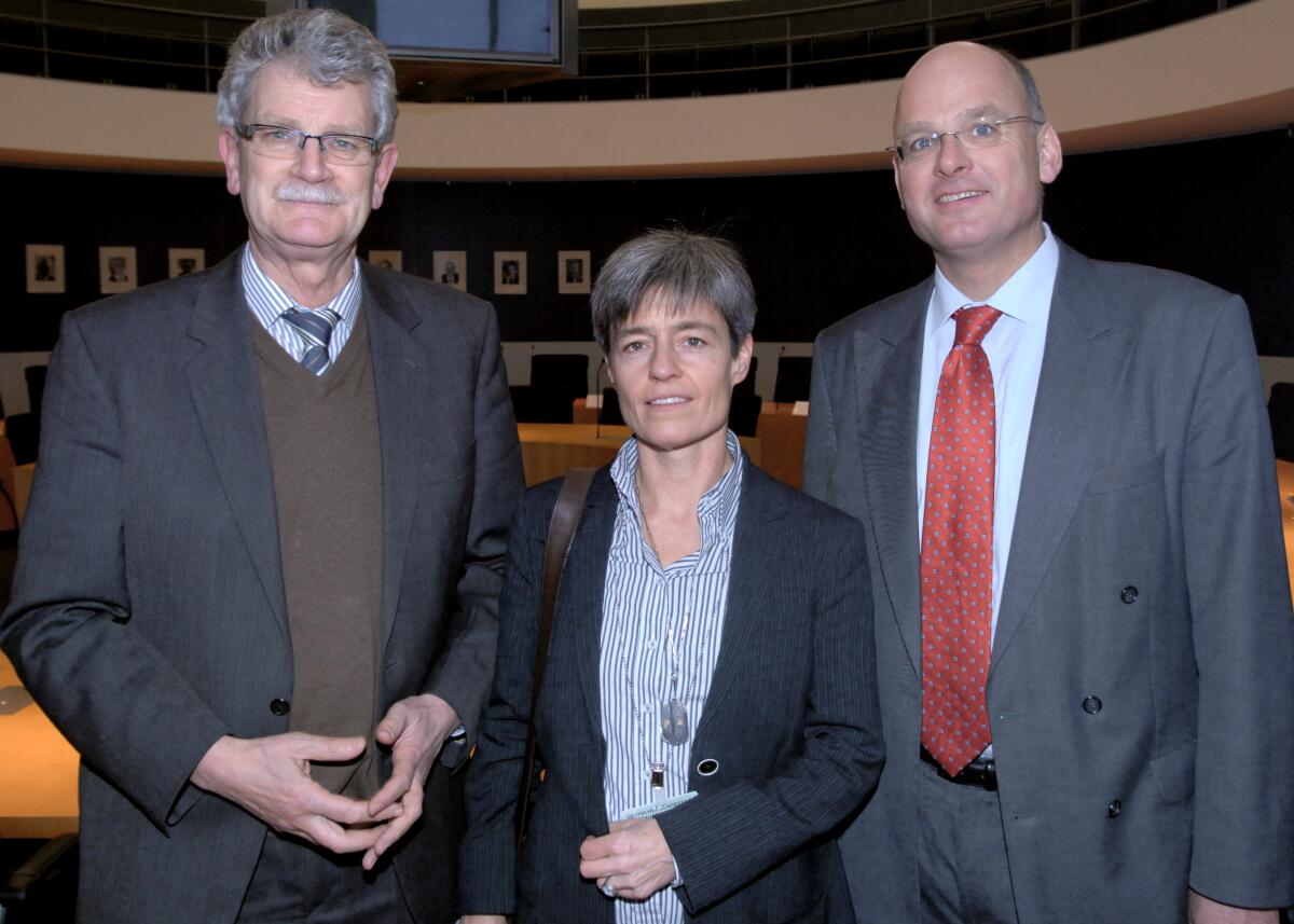 Der Vorsitzende des Ausschuss für Ernährung, Landwirtschaft und Verbraucherschutz, Hans-Michael Goldmann, FDP, li. empfängt Ico von Wedel, EU-Kommissions Mitglied des Kabinetts von Kommissar Ciolos, re., und Johanna Schmidt, Mitarbeiterin der Politischen Abteilung bei der Europäischen Kommission, mi.; Besuch, Gäste, Gast Goldmann, Hans-Michael; Wedel, Ico von; Schmidt, Johanna Der Vorsitzende des Ausschuss für Ernährung, Landwirtschaft und Verbraucherschutz, Hans-Michael Goldmann, FDP, li. empfängt Ico von Wedel, EU-Kommissions Mitglied des Kabinetts von Kommissar Ciolos, re., und Johanna Schmidt, Mitarbeiterin der Politischen Abteilung bei der Europäischen Kommission, mi.; Besuch, Gäste, Gast