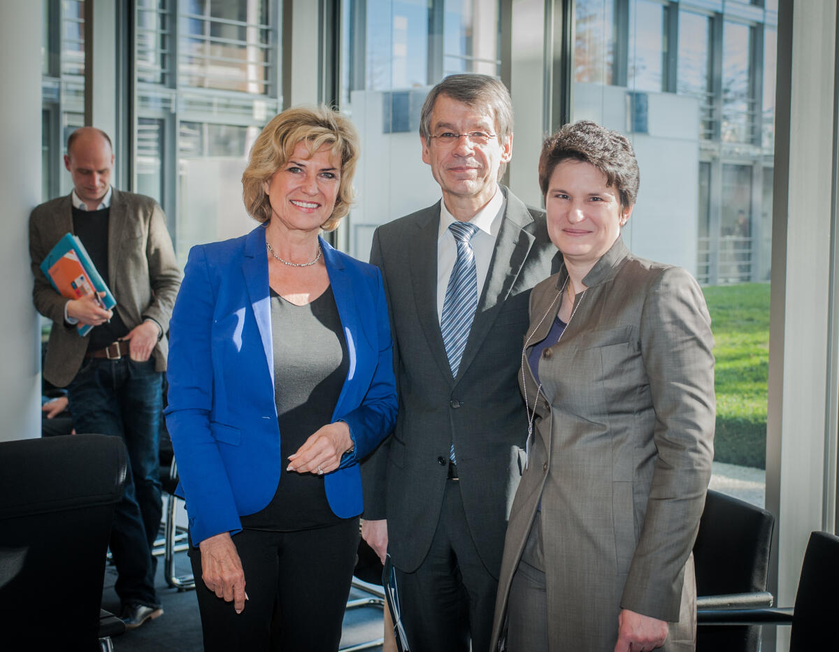 Wöhrl, Dagmar G. Sitzung des Ausschusses für wirtschaftliche Zusammenarbeit und Entwicklung im Sitzungssaal im Paul-Löbe-Haus. v.l.n.r.: die Vorsitzende des Ausschusses Dagmar G. Wöhrl, CDU/CSU, MdB, Mitglied des Vorstandes der Kreditanstalt für Wiederaufbau (KfW), Dr. Norbert Kloppenburg und Vorstandssprecherin der Deutschen Gesellschaft für Internationale Zusammenarbeit, (GIZ),Tanja Gönner.