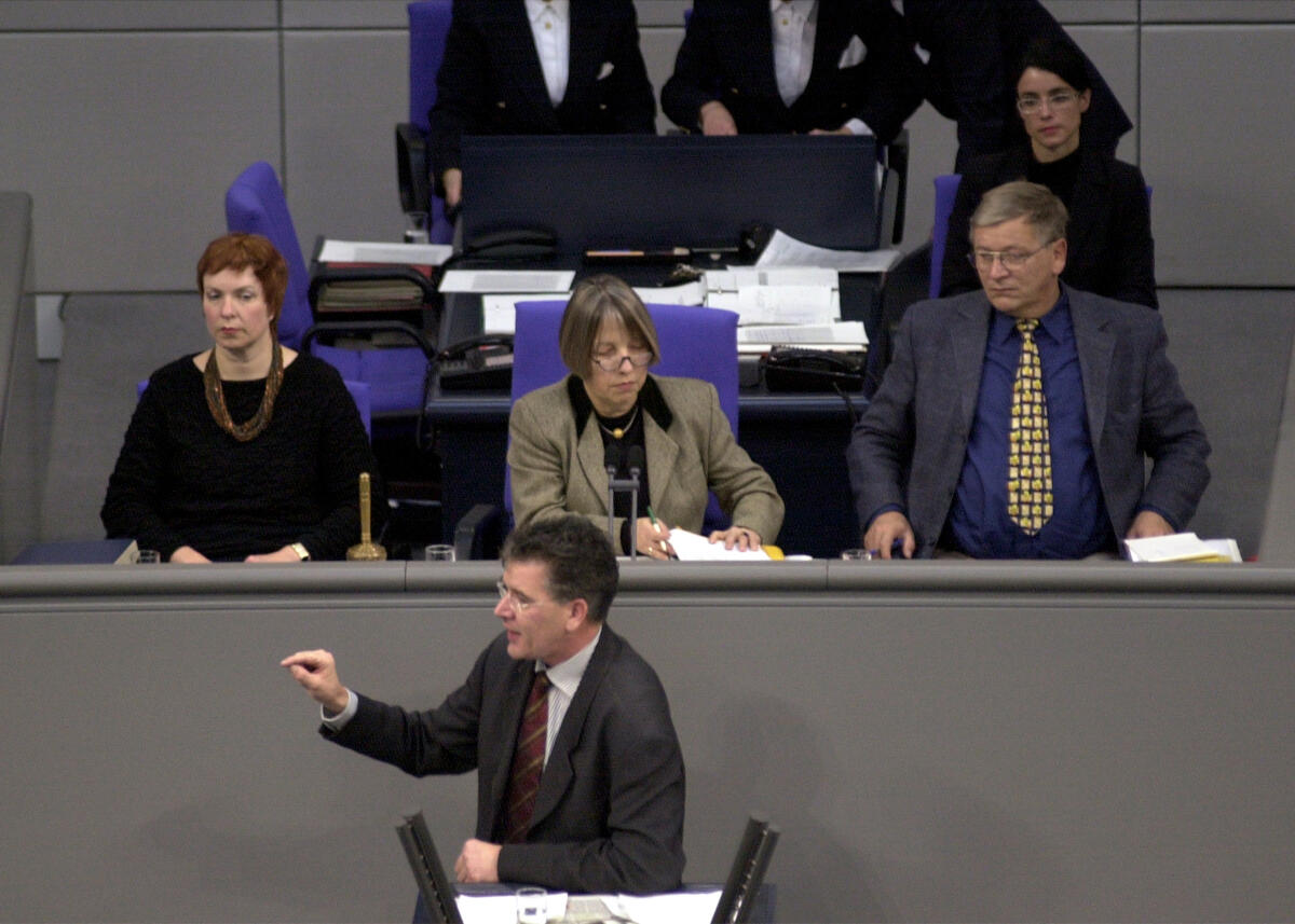 Gerd Müller, CDU/CSU, Schriftführerin Sibylle Laurischk, CDU/CSU (li), Vorsitz: Bundestagsvizepräsidentin Dr. Antje Vollmer, Bündni90/Die Grünen, Schriftführer Peter Dreßen, SPD (re), 16. Bundestagssitzung, TOP 3, Thema: Regierungserklärung, Europäischer Rat in Kopenhagen, Osterweiterung; Rede, MdB, Bundestagsabgeordneter, Plenum Müller, Gerd; Laurischk, Sibylle; Vollmer, Antje; Dreßen, Peter Gerd Müller, CDU/CSU, Schriftführerin Sibylle Laurischk, CDU/CSU (li), Vorsitz: Bundestagsvizepräsidentin Dr. Antje Vollmer, Bündni90/Die Grünen, Schriftführer Peter Dreßen, SPD (re), 16. Bundestagssitzung, TOP 3, Thema: Regierungserklärung, Europäischer Rat in Kopenhagen, Osterweiterung; Rede, MdB, Bundestagsabgeordneter, Plenum