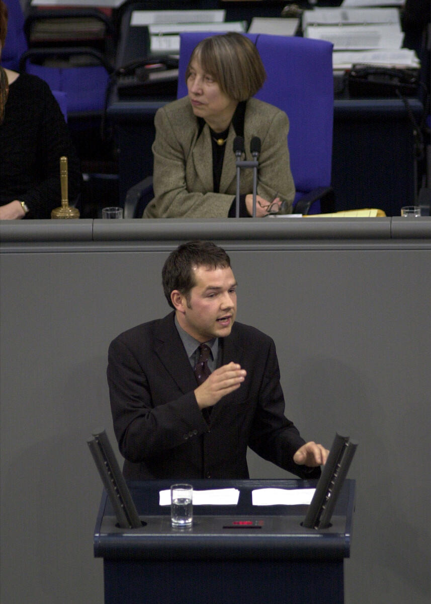 Michael Roth, SPD, Bundestagsvizepräsidentin Dr. Antje Vollmer, Bündnis90/Die Grünen,; 16. Bundestagssitzung, TOP 3, Thema: Regierungserklärung, Europäischer Rat in Kopenhagen, Osterweiterung; Rede, MdB, Rednerpult, Bundestagsabgeordneter, Plenum Roth, Michael; Vollmer, Antje Michael Roth, SPD, Bundestagsvizepräsidentin Dr. Antje Vollmer, Bündnis90/Die Grünen,; 16. Bundestagssitzung, TOP 3, Thema: Regierungserklärung, Europäischer Rat in Kopenhagen, Osterweiterung; Rede, MdB, Rednerpult, Bundestagsabgeordneter, Plenum