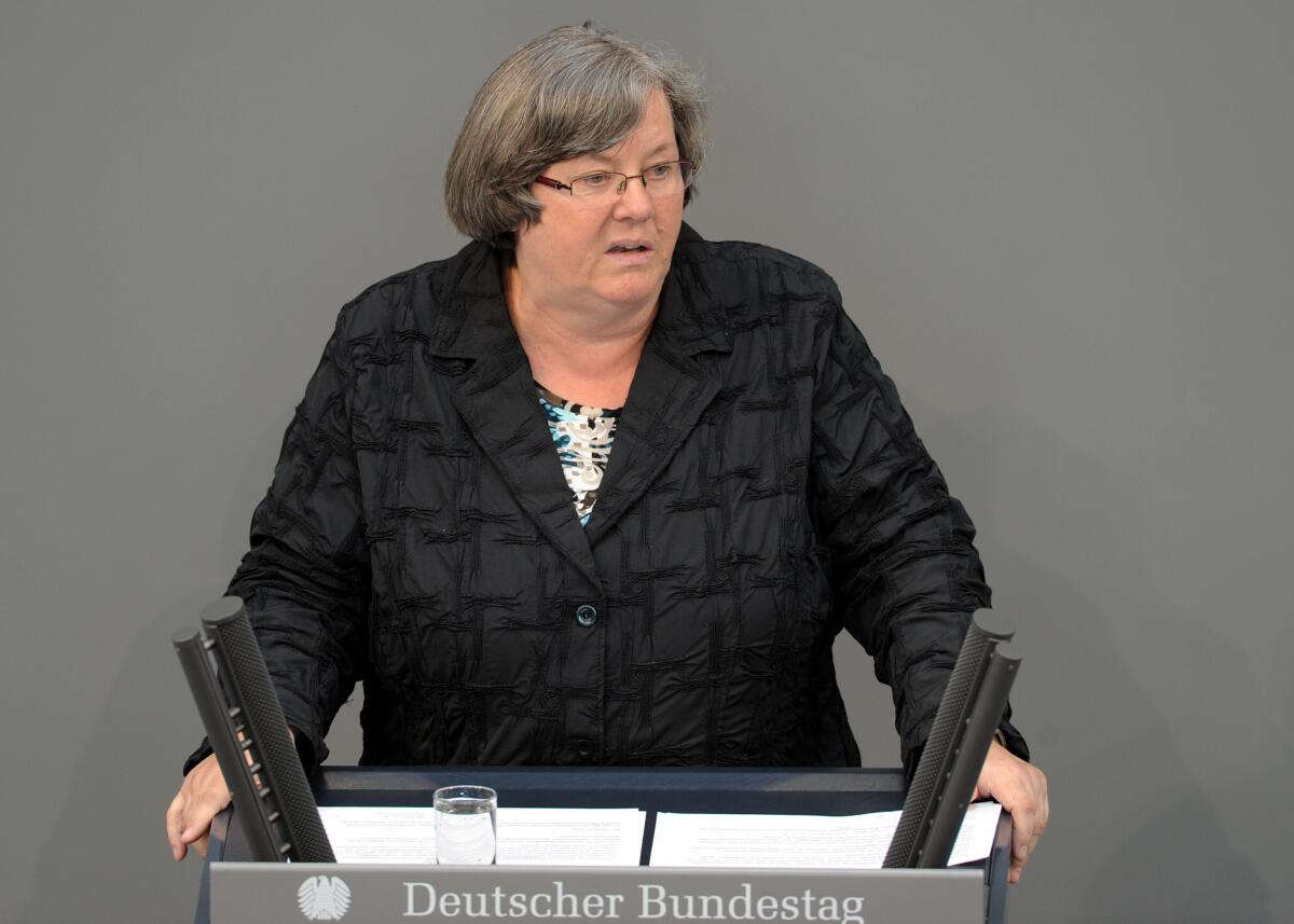 Dr. Rosemarie Hein, DIE LINKE, Bundestagsabgeordnete, Abgeordnete, Mitglied des Deutschen Bundestages, MdB, Rede, Deutscher Bundestag, 102. Sitzung, TOP 4, Thema: Entgeltgleichheit zwischen Frauen und Männern.; Rednerpult. Hein, Rosemarie Dr. Rosemarie Hein, DIE LINKE, Bundestagsabgeordnete, Abgeordnete, Mitglied des Deutschen Bundestages, MdB, Rede, Deutscher Bundestag, 102. Sitzung, TOP 4, Thema: Entgeltgleichheit zwischen Frauen und Männern.; Rednerpult.