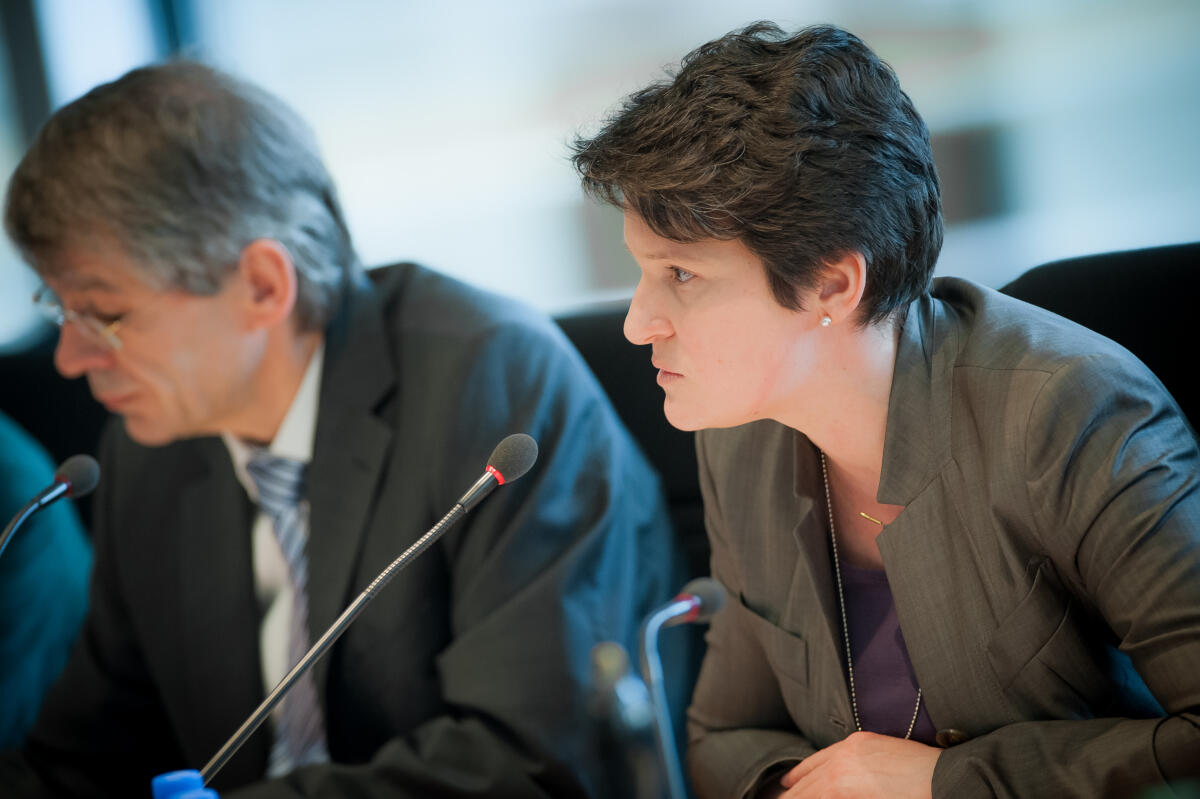 Tanja Gönner, Sprecherin des Vorstandes der Deutschen Gesellschaft für Internationale Zusammenarbeit (GIZ) GmbH, während einer Sitzung des Ausschusses für wirtschaftliche Zusammenarbeit und Entwicklung im Sitzungssaal im Paul-Löbe-Haus. Gönner, Tanja; Kloppenburg, Norbert Tanja Gönner, Sprecherin des Vorstandes der Deutschen Gesellschaft für Internationale Zusammenarbeit (GIZ) GmbH, während einer Sitzung des Ausschusses für wirtschaftliche Zusammenarbeit und Entwicklung im Sitzungssaal im Paul-Löbe-Haus.