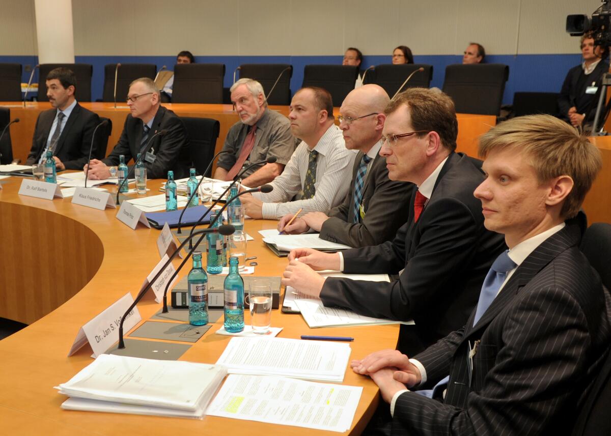  Der Ausschuss des Deutschen Bundestages für Wirtschaft und Technologie hat unter der Leitung des Ausschussvorsitzenden Ernst Hinsken, CDU/CSU, und mit Beteiligung von Sachveständigen (hier im Bild) eine Öffentliche Anhörung.