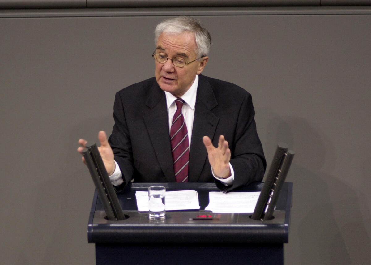 Manfred Stolpe, SPD, Bundesminister für Verkehr, Bau und Wohnungswesen, 14. Bundestagssitzung; Rede, Plenum, Rednerpult Stolpe, Manfred Manfred Stolpe, SPD, Bundesminister für Verkehr, Bau und Wohnungswesen, 14. Bundestagssitzung; Rede, Plenum, Rednerpult