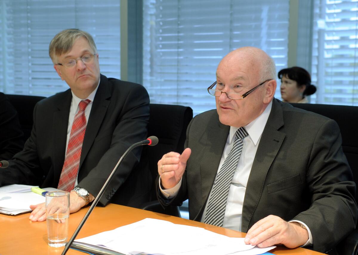 Hinsken, Ernst; Hintze, Peter Der Ausschuss des Deutschen Bundestages für Wirtschaft und Technologie hat unter der Leitung des Ausschussvorsitzenden Ernst Hinsken, (re), CDU/CSU, und mit Beteiligung von Sachveständigen eine Öffentliche Anhörung. Hier links im Bild Dr. Peter Hintze, CDU/CSU, Parlamentarischer Staatssekretär.