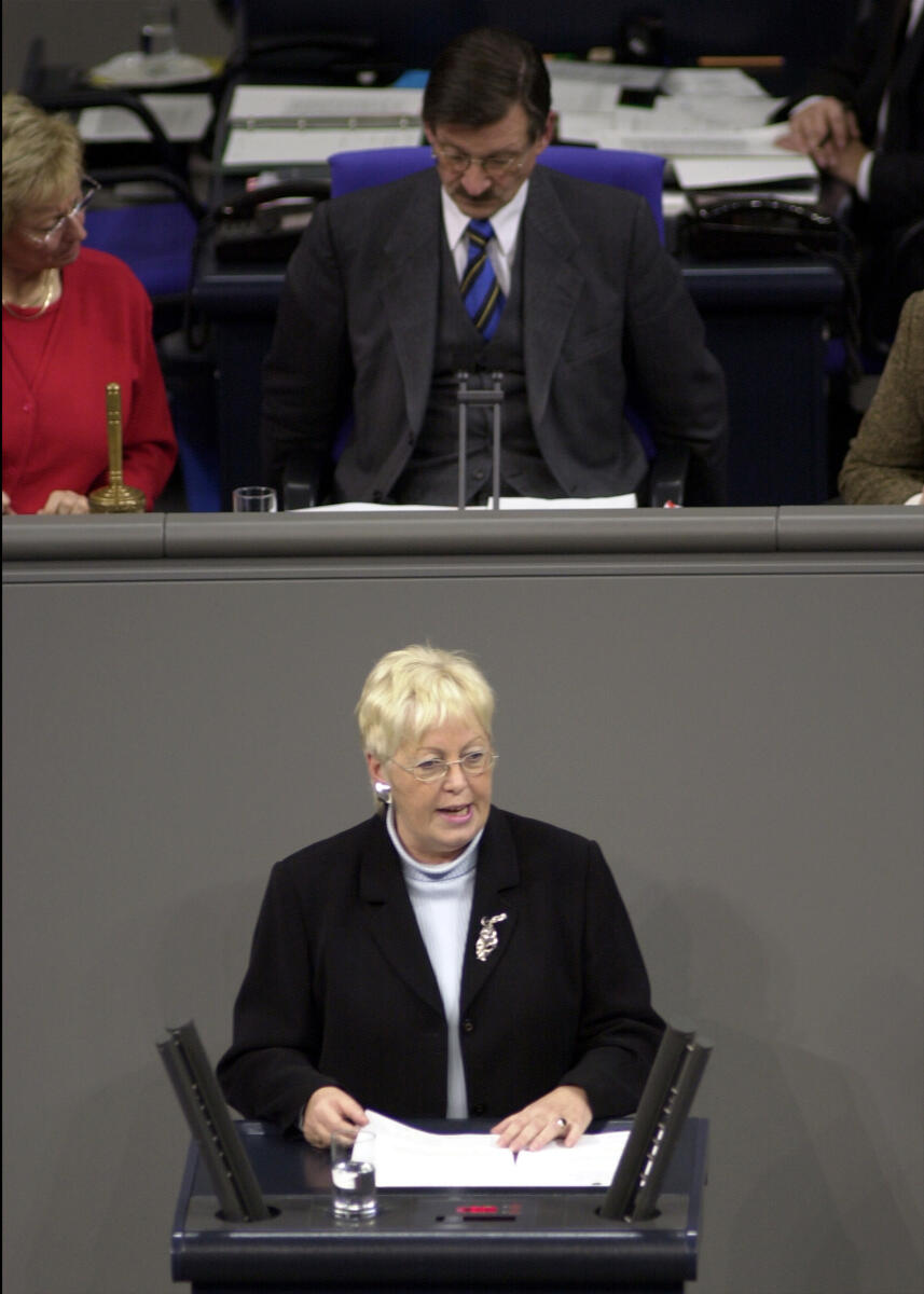 Annette Faße, SPD, Bundestagsvizepräsident Dr. Hermann Otto Solms, FDP, 14. Bundestagssitzung, Deutscher Bundestag; Rede, MdB, Bundestagsabgeordneter, Plenum Faße, Annette; Solms, Hermann Otto Annette Faße, SPD, Bundestagsvizepräsident Dr. Hermann Otto Solms, FDP, 14. Bundestagssitzung, Deutscher Bundestag; Rede, MdB, Bundestagsabgeordneter, Plenum