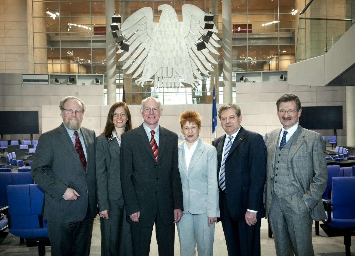 Gruppenfoto des neuen Bundestagspräsidiums.; v.l.: Vizepräsident Dr. h.c. Wolfgang Thierse, SPD, Vizepräsidentin Katrin Göring-Eckardt, Bündnis 90/Die Grünen, Bundestagspräsident Prof. Norbert Lammert, CDU/CSU, Vizepräsidentin Petra Pau, Die Linke, Vizepräsident Eduard Oswald, CDU/CSU, Vizepräsident Dr. Hermann-Otto Solms, FDP.; Deutscher Bundestag, Präsident, Gruppenbild Thierse, Wolfgang; Göring-Eckardt, Katrin; Lammert, Norbert; Pau, Petra; Oswald, Eduard; Solms, Hermann Otto Gruppenfoto des neuen Bundestagspräsidiums.; v.l.: Vizepräsident Dr. h.c. Wolfgang Thierse, SPD, Vizepräsidentin Katrin Göring-Eckardt, Bündnis 90/Die Grünen, Bundestagspräsident Prof. Norbert Lammert, CDU/CSU, Vizepräsidentin Petra Pau, Die Linke, Vizepräsident Eduard Oswald, CDU/CSU, Vizepräsident Dr. Hermann-Otto Solms, FDP.; Deutscher Bundestag, Präsident, Gruppenbild