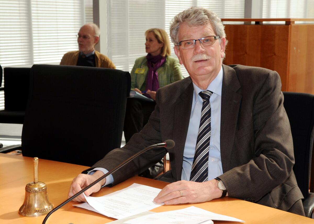 Goldmann, Hans-Michael Der Ausschuss des Deutschen Bundestages für Ernährung, Landwirtschaft und Verbraucherschutz hat unter der Leitung des Ausschussvorsitzenen Hans-Michael Goldmann, (hier im Bild), FDP, und mit Beteiligung von Sachverständigen zum Thema "Lebensmittel-, Bedarfsgegenstände- und Futtermittelgesetzbuch" (LFGB) eine Öffentliche Anhörung.