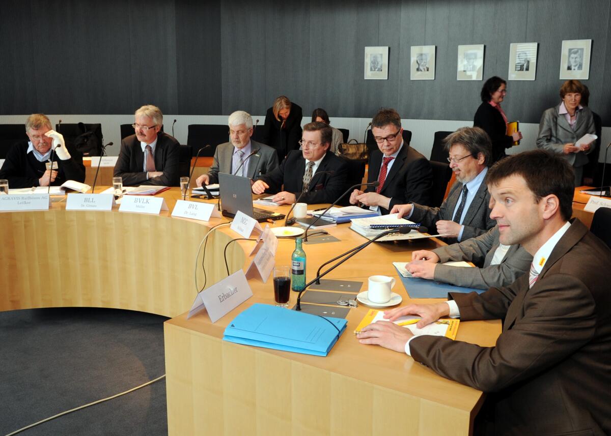  Der Ausschuss des Deutschen Bundestages für Ernährung, Landwirtschaft und Verbraucherschutz hat unter der Leitung des Ausschussvorsitzenen Hans-Michael Goldmann, FDP, und mit Beteiligung von Sachverständigen (hier im Bild) zum Thema "Lebensmittel-, Bedarfsgegenstände- und Futtermittelgesetzbuch" (LFGB) eine Öffentliche Anhörung.