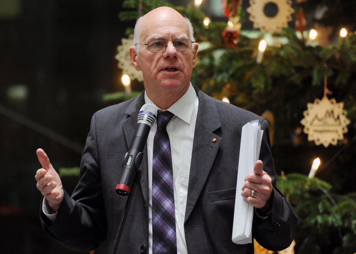 Lammert, Norbert Bundestagspräsident Prof. Dr. Norbert Lammert, CDU/CSU, begrüßt die Gäste und Zuhörer des diesjährigen Adventssingen der Mitglieder des Deutschen Bundestages im Paul-Löbe-Haus.; Weihnachtsbaum, Mikro, Mikrofon, Geste, Gestik