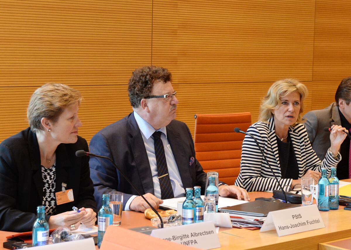 Wöhrl, Dagmar G.; Fuchtel, Hans-Joachim; Albrectsen, Anne-Brigitte Dagmar G. Wöhrl, (re), CDU/CSU, Vorsitzende des Ausschusses des Deutschen Bundestages für wirtschaftliche Zusammenarbet und Entwicklung, leitet eine Sitzung, in der Anne-Brigitte Albrectsen, (li), Deputy Executive Director UNFPA's, zu Gast ist. Hans-Joachim Fuchtel, CDU/CSU, Parlamentarischer Staatssekretär, nimmt teil.