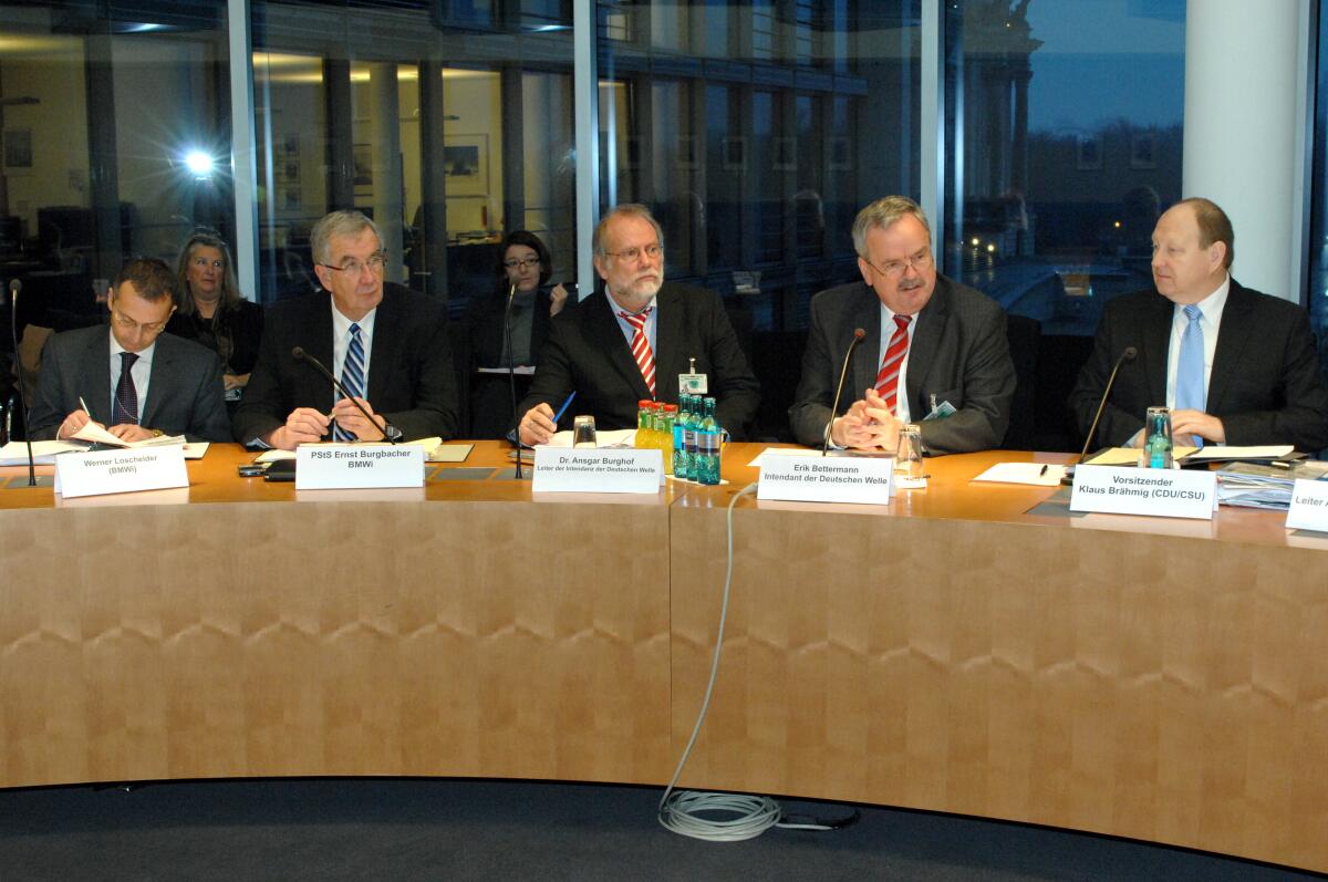 Brähmig, Klaus; Bettermann, Erik; Burgbacher, Ernst; Burghof, Ansgar; Loscheider, Werner Klaus Brähmig, (re), CDU/CSU, Vorsitzender des Tourismusauschusses des Deutschen Bundestages, leitet die Ausschusssitzung in Anwesenheit von Erik Bettermann (2.v.re.), Intendant der Deutschen Welle, Parlamentarischer Staatssekretär Ernst Burgbacher (2.v.li), FDP, Ansgar Burghof (3.v.li.), Leiter Intendanz Deutsche Welle, Werner Loscheider (li), Referent für Agrar- und Tourismuspolitik.