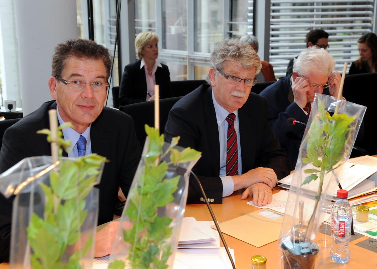 Goldmann, Hans-Michael; Müller, Gerd; Wodarz, Silvius Im Rahmen der Übergabe des Baumes des Jahres 2011, der Elsbeere, die von der Deutschen Baumkönigin, Johanna Ditsch, überreicht wird, hat der Ausschuss des Deutschen Bundestages für Ernährung, Landwirtschaft und Verbraucherschutz, ein Obleutegespräch und eine danach folgende Ausschusssitzung, an denen die Gäste teilnehmen. Die Sitzungen werden von dem Ausschussvorsitzenden Hans-Michael Goldmann, (mitte), FDP, geleitet. Links der Parlamentarische Staatssekretär Dr. Gerd Müller, CDU/CSU.