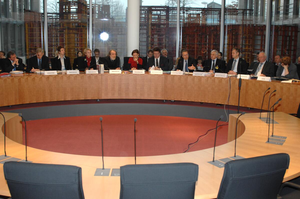 Katja Kipping, (6.v.li), DIE LINKE, Vorsitzende des Ausschusses für Arbeit und Soziales des Deutschen Bundestages, leitet die Ausschusssitzung, an der Frank-Jürgen Weise (5.v.re), Vorstandsvorsitzende der Bundesagentur für Arbeit, Heinrich Alt (4.v.re), Vorstandsmitglied der Bundesagentur für Arbeit, Raimund Becker (3.v.re.), Vorstandsmitglied der Bundesagentur für Arbeit, Paul Lehrieder (li), CDU/CSU, Hans-Joachim Fuchtel (6.v.re.), CDU/CSU, Parlamentarischer Staatssekretär, Anette Kramme (re), SPD, und Karl Schiewerling (2.v.li.), CDU/CSU, teilnehmen. Kipping, Katja; Fuchtel, Hans-Joachim; Weise, Frank-Jürgen; Alt, Heinrich; Lehrieder, Paul; Kramme, Anette; Schiewerling, Karl; Becker, Raimund Katja Kipping, (6.v.li), DIE LINKE, Vorsitzende des Ausschusses für Arbeit und Soziales des Deutschen Bundestages, leitet die Ausschusssitzung, an der Frank-Jürgen Weise (5.v.re), Vorstandsvorsitzende der Bundesagentur für Arbeit, Heinrich Alt (4.v.re), Vorstandsmitglied der Bundesagentur für Arbeit, Raimund Becker (3.v.re.), Vorstandsmitglied der Bundesagentur für Arbeit, Paul Lehrieder (li), CDU/CSU, Hans-Joachim Fuchtel (6.v.re.), CDU/CSU, Parlamentarischer Staatssekretär, Anette Kramme (re), SPD, und Karl Schiewerling (2.v.li.), CDU/CSU, teilnehmen.