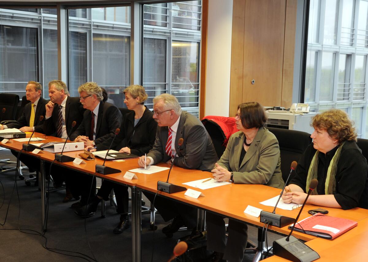 Goldmann, Hans-Michael Im Rahmen der Übergabe des Baumes des Jahres 2011, der Elsbeere, die von der Deutschen Baumkönigin, Johanna Ditsch, überreicht wird, hat der Ausschuss des Deutschen Bundestages für Ernährung, Landwirtschaft und Verbraucherschutz, ein Obleutegespräch (hier im Bild) und eine danach folgende Ausschusssitzung, an denen die Gäste teilnehmen. Die Sitzungen werden von dem Ausschussvorsitzenden Hans-Michael Goldmann, (3.v.li), FDP, geleitet.