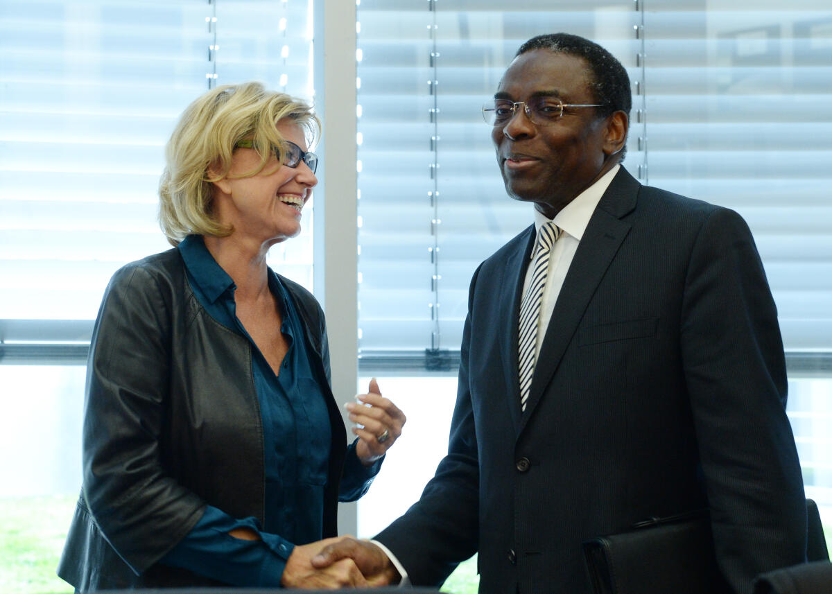 Wöhrl, Dagmar G.; Sambo, Luis Gomes Dr. Luis Gomes Sambo, Afrikadirektor der WHO, ist zu Gast beim Ausschuss des Deutschen Bundestages für wirtschaftliche Zusammenarbeit und Entwicklung. Dagmar G. Wöhrl, CDU/CSU, Vorsitzende des Ausschusses, leitet die Sitzung.