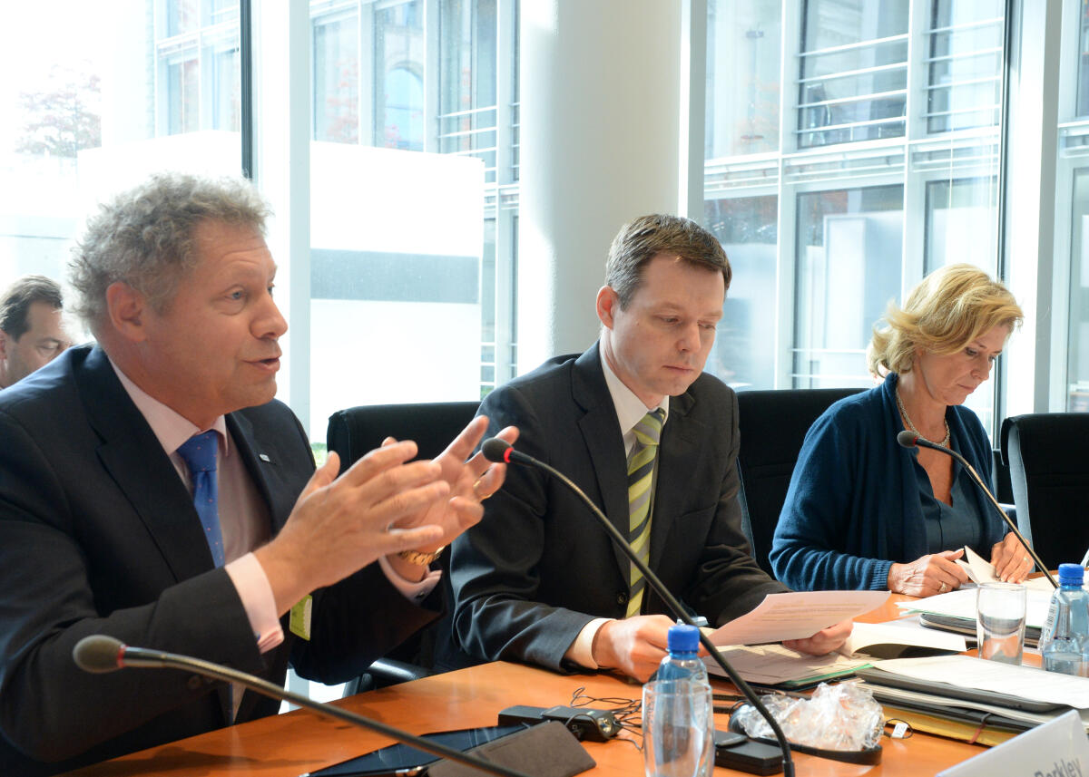 Wöhrl, Dagmar G.; Silberhorn, Thomas; Berkley, Seth Der Ausschuss des Deutschen Bundestages für wirtschaftliche Zusammenarbeit und Entwicklung hat unter der Leitung der Vorsitzenden Dagmar G. Wöhrl, (re), CDU/CSU,eine Ausschusssitzung, an der Dr. Seth Berkley, (li), (CEO GAVI-Alliance), sowie der Parlamentarische Staatssekretär Thomas Silberhorn, (mitte), CDU/CSU, teil nehmen.