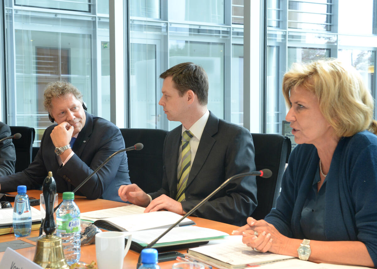 Der Ausschuss des Deutschen Bundestages für wirtschaftliche Zusammenarbeit und Entwicklung hat unter der Leitung der Vorsitzenden Dagmar G. Wöhrl, (re), CDU/CSU,eine Ausschusssitzung, an der Dr. Seth Berkley, (li), (CEO GAVI-Alliance), sowie der Parlamentarische Staatssekretär Thomas Silberhorn, (mitte), CDU/CSU, teil nehmen. Wöhrl, Dagmar G.; Silberhorn, Thomas; Berkley, Seth Der Ausschuss des Deutschen Bundestages für wirtschaftliche Zusammenarbeit und Entwicklung hat unter der Leitung der Vorsitzenden Dagmar G. Wöhrl, (re), CDU/CSU,eine Ausschusssitzung, an der Dr. Seth Berkley, (li), (CEO GAVI-Alliance), sowie der Parlamentarische Staatssekretär Thomas Silberhorn, (mitte), CDU/CSU, teil nehmen.