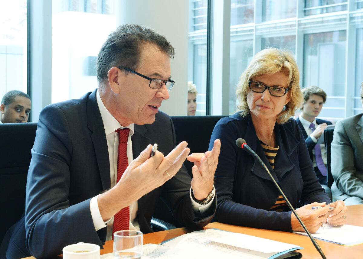 Wöhrl, Dagmar G.; Müller, Gerd Der Ausschuss des Deutschen Bundestages für wirtschaftliche Zusammenarbeit und Entwicklung hat unter der Leitung der Vorsitzenden Dagmar G. Wöhrl, CDU/CSU, eine Ausschusssitzung, an der der  Bundesminister des gleichnamigen Ministeriums,  Dr. Gerd Müller, CDU/CSU, teil nimmt.