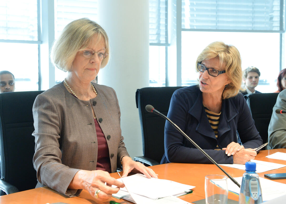 Dagmar G. Wöhrl, (re), CDU/CSU, Vorsitzende des Ausschusses des Deutschen Bundestages für wirtschaftliche Zusammenarbeit und Entwicklung, leitet eine Sitzung, an der Bärbel Dieckmann, (li), Präsidentin Deutsche Welthungerhilfe e. V., teil nimmt. Wöhrl, Dagmar G.; Dieckmann, Bärbel Dagmar G. Wöhrl, (re), CDU/CSU, Vorsitzende des Ausschusses des Deutschen Bundestages für wirtschaftliche Zusammenarbeit und Entwicklung, leitet eine Sitzung, an der Bärbel Dieckmann, (li), Präsidentin Deutsche Welthungerhilfe e. V., teil nimmt.