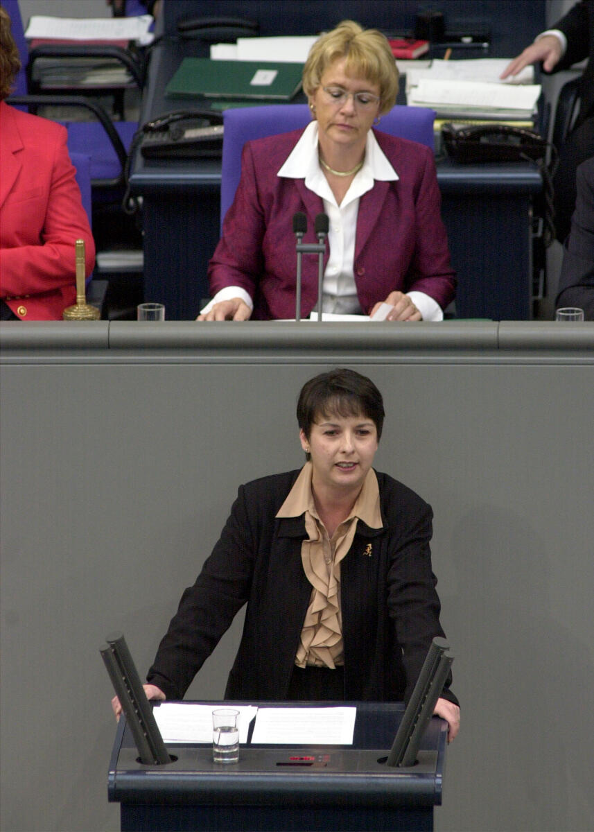 Patricia Lips, CDU/CSU, MdB, Rede im Deutschen Bundestag, Vorsitz: Bundestagsvizepräsidentin Dr. h. c. Susanne Kastner, SPD, Thema: Europäischer Stabilitäts- und Wachstumspakt. Kastner, Susanne; Lips, Patricia Patricia Lips, CDU/CSU, MdB, Rede im Deutschen Bundestag, Vorsitz: Bundestagsvizepräsidentin Dr. h. c. Susanne Kastner, SPD, Thema: Europäischer Stabilitäts- und Wachstumspakt.