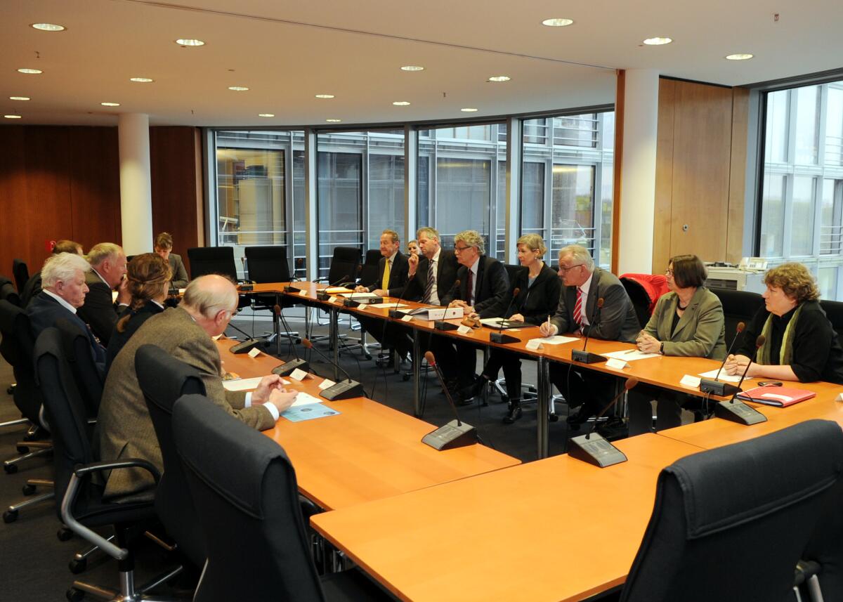  Im Rahmen der Übergabe des Baumes des Jahres 2011, der Elsbeere, die von der Deutschen Baumkönigin, Johanna Ditsch, überreicht wird, hat der Ausschuss des Deutschen Bundestages für Ernährung, Landwirtschaft und Verbraucherschutz, ein Obleutegespräch (hier im Bild) und eine danach folgende Ausschusssitzung, an denen die Gäste teilnehmen. Die Sitzungen werden von dem Ausschussvorsitzenden Hans-Michael Goldmann, FDP, geleitet.; Übersicht.