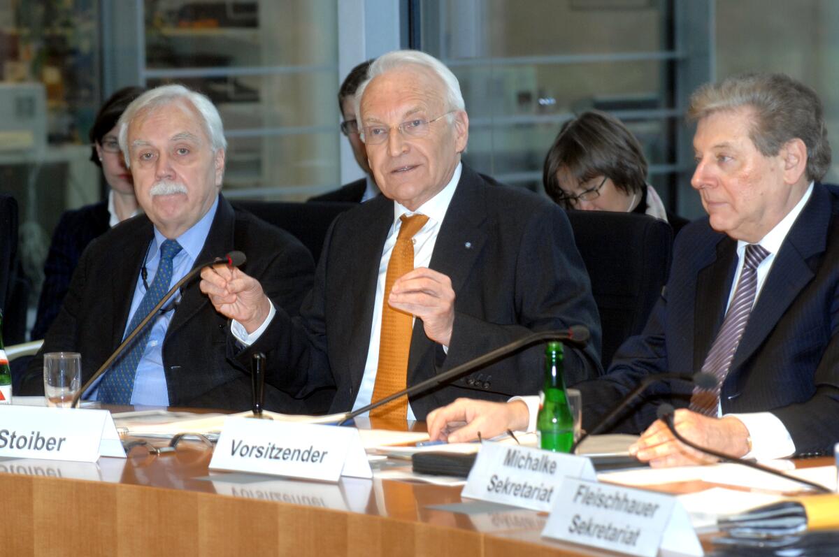 Oswald, Eduard; Stoiber, Edmund; Ludewig, Johannes Fachgespräch über den aktuellen Stand des Bürokratieabbaus in Deutschland und Europa in Anwesenheit von Dr. Edmund Stoiber (mitte), Leiter der Anti-Bürokratie-Arbeitsgruppe der EU-Kommission und Dr. Johannes Ludewig (li), Vorsitzender des Nationalen Normenkontrollrates im Ausschuss für Wirtschaft und Technologie des Deutschen Bundestages. Die Sitzung wird vom Ausschussvorsitzenden Eduard Oswald (re), (re), CDU/CSU, geleitet.