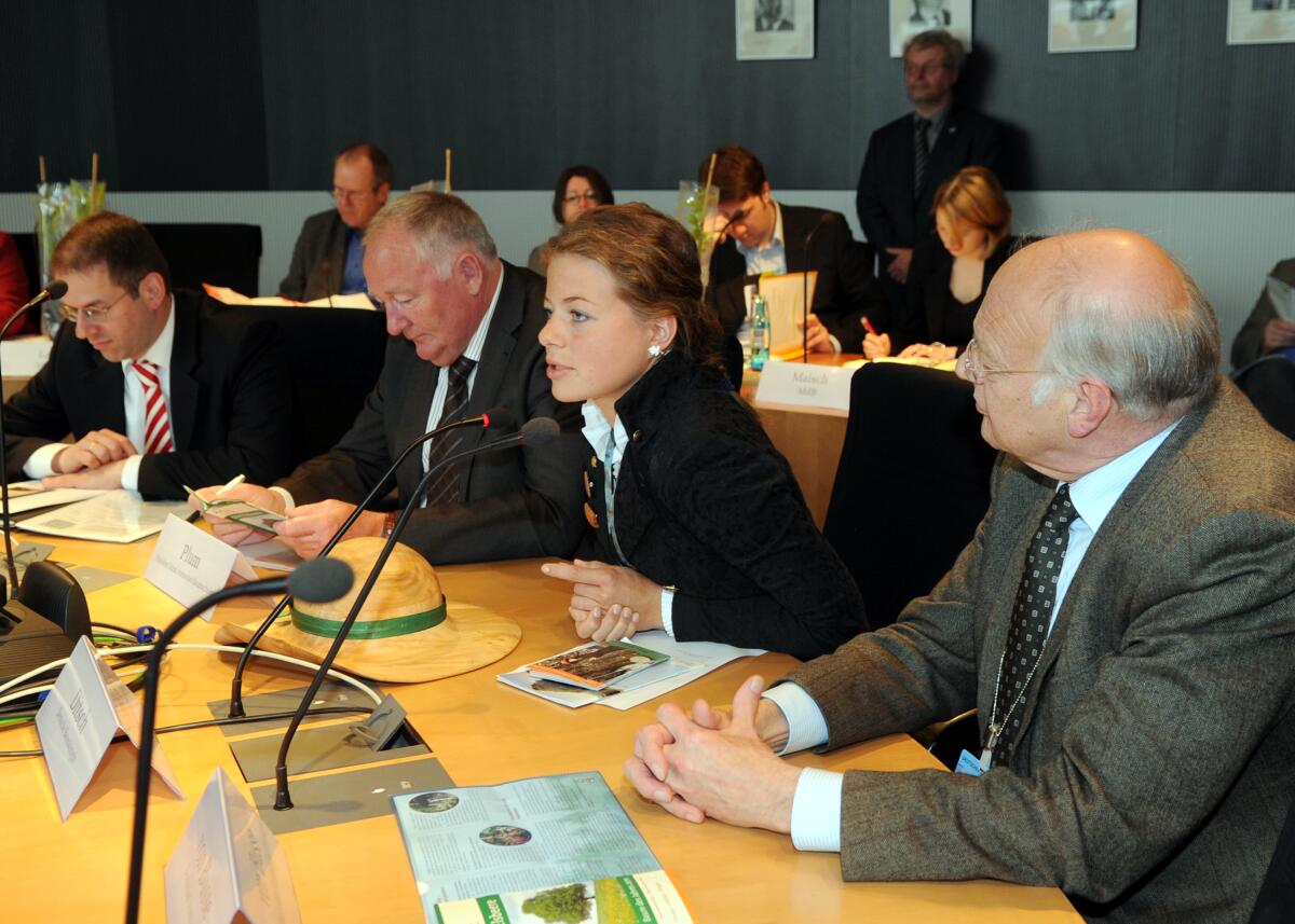 Im Rahmen der Übergabe des Baumes des Jahres 2011, der Elsbeere, die von der Deutschen Baumkönigin, Johanna Ditsch, (2.v.re), überreicht wird, hat der Ausschuss des Deutschen Bundestages für Ernährung, Landwirtschaft und Verbraucherschutz, ein Obleutegespräch und eine danach folgende Ausschusssitzung, an denen die Gäste teilnehmen. Die Sitzungen werden von dem Ausschussvorsitzenden Hans-Michael Goldmann, FDP, geleitet. Ditsch, Johanna Im Rahmen der Übergabe des Baumes des Jahres 2011, der Elsbeere, die von der Deutschen Baumkönigin, Johanna Ditsch, (2.v.re), überreicht wird, hat der Ausschuss des Deutschen Bundestages für Ernährung, Landwirtschaft und Verbraucherschutz, ein Obleutegespräch und eine danach folgende Ausschusssitzung, an denen die Gäste teilnehmen. Die Sitzungen werden von dem Ausschussvorsitzenden Hans-Michael Goldmann, FDP, geleitet.