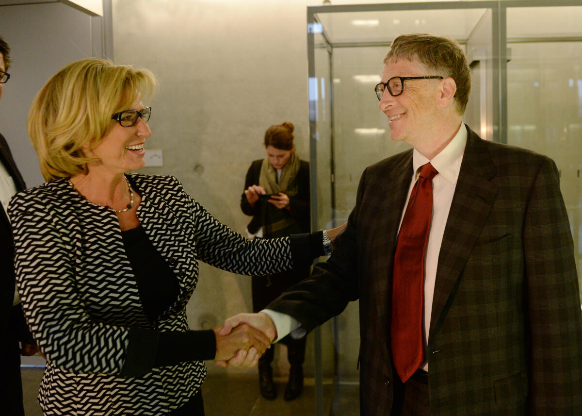 Wöhrl, Dagmar G.; Gates, Bill Bill Gates ist zu Gast im Ausschuss des Deutschen Bundestages für wirtschaftliche Zusammenarbeit und Entwicklung. Dagmar G. Wöhrl, CDU/CSU, Vorsitzende des Ausschusses, leitet die Sitzung.; Geste, Gestik.