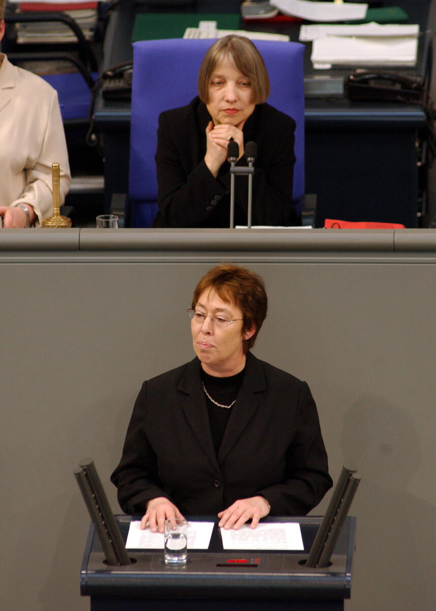 Vera Dominke, CDU/CSU, MdB, Rede im Deutschen Bundestag, Vorsitz: Bundestagsvizepräsidentin Dr. Antje Vollmer, Bündnis 90/Die Grünen. Dominke, Vera; Vollmer, Antje Vera Dominke, CDU/CSU, MdB, Rede im Deutschen Bundestag, Vorsitz: Bundestagsvizepräsidentin Dr. Antje Vollmer, Bündnis 90/Die Grünen.