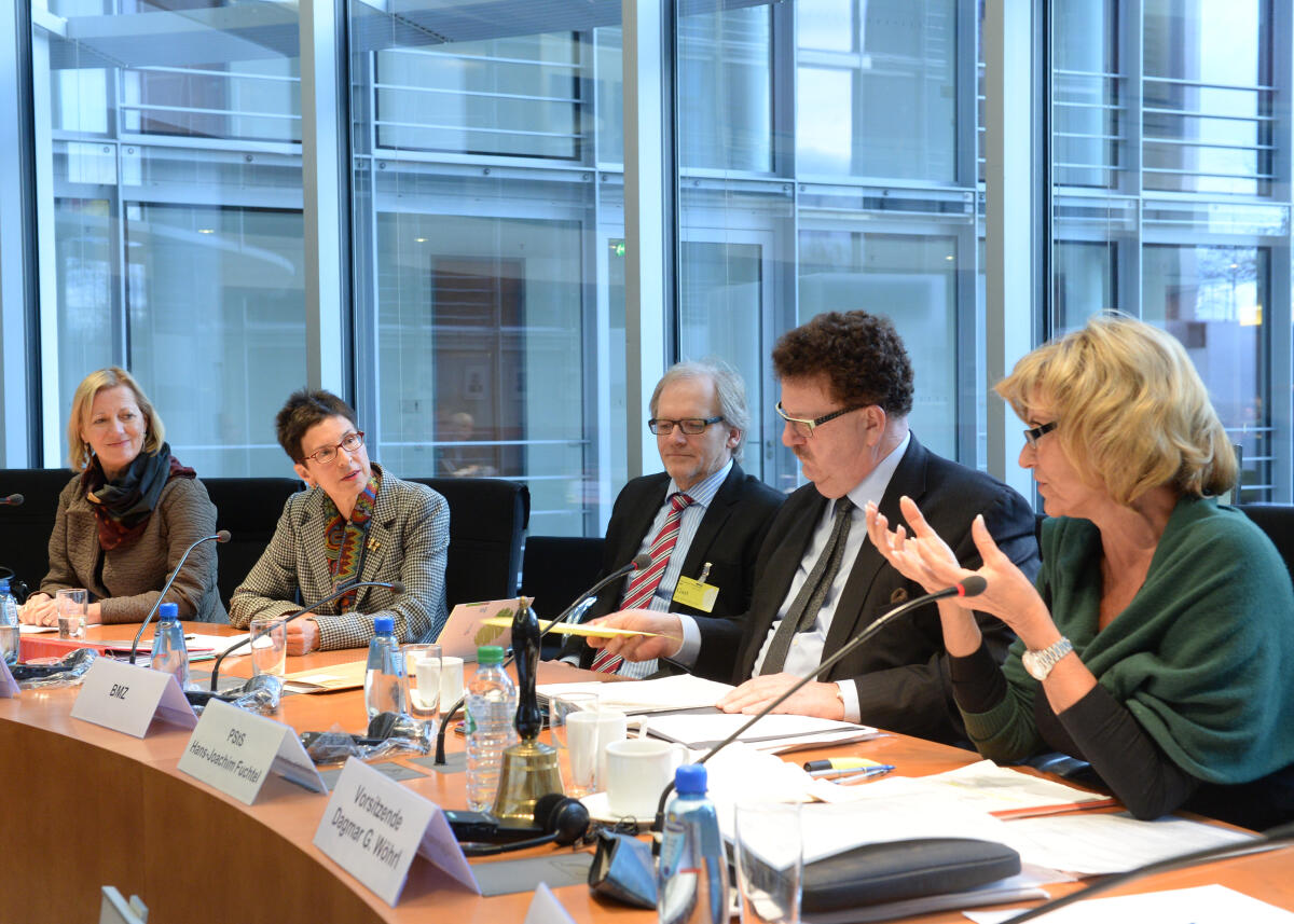 Wöhrl, Dagmar G.; Müller, Ursula; Horta, Korinna Dagmar G. Wöhrl, (re), CDU/CSU, Vorsitzende des Ausschusses des Deutschen Bundestages für wirtschaftliche Zusammenarbeit und Entwicklung, begrüßt die Exekutivdirektorin der Weltbank, Ursula Müller, (2.v.li), und Dr. Korinna Horta (li) von urgewald e. V. im Ausschuss.; Übersicht.
